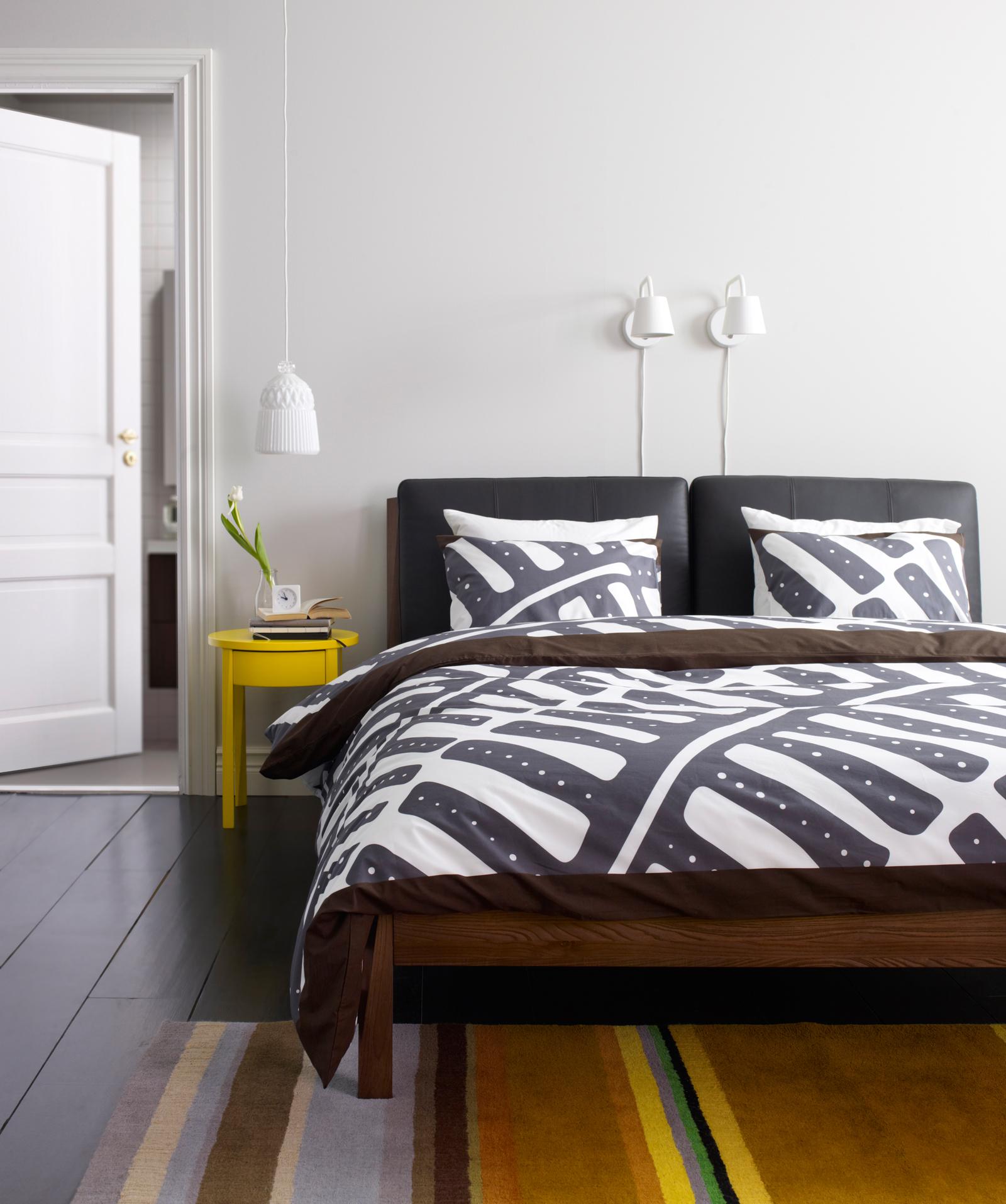 Musterbettwäsche und Streifenteppich #wandleuchte #ikea #pendelleuchte ©Inter IKEA Systems B.V.
