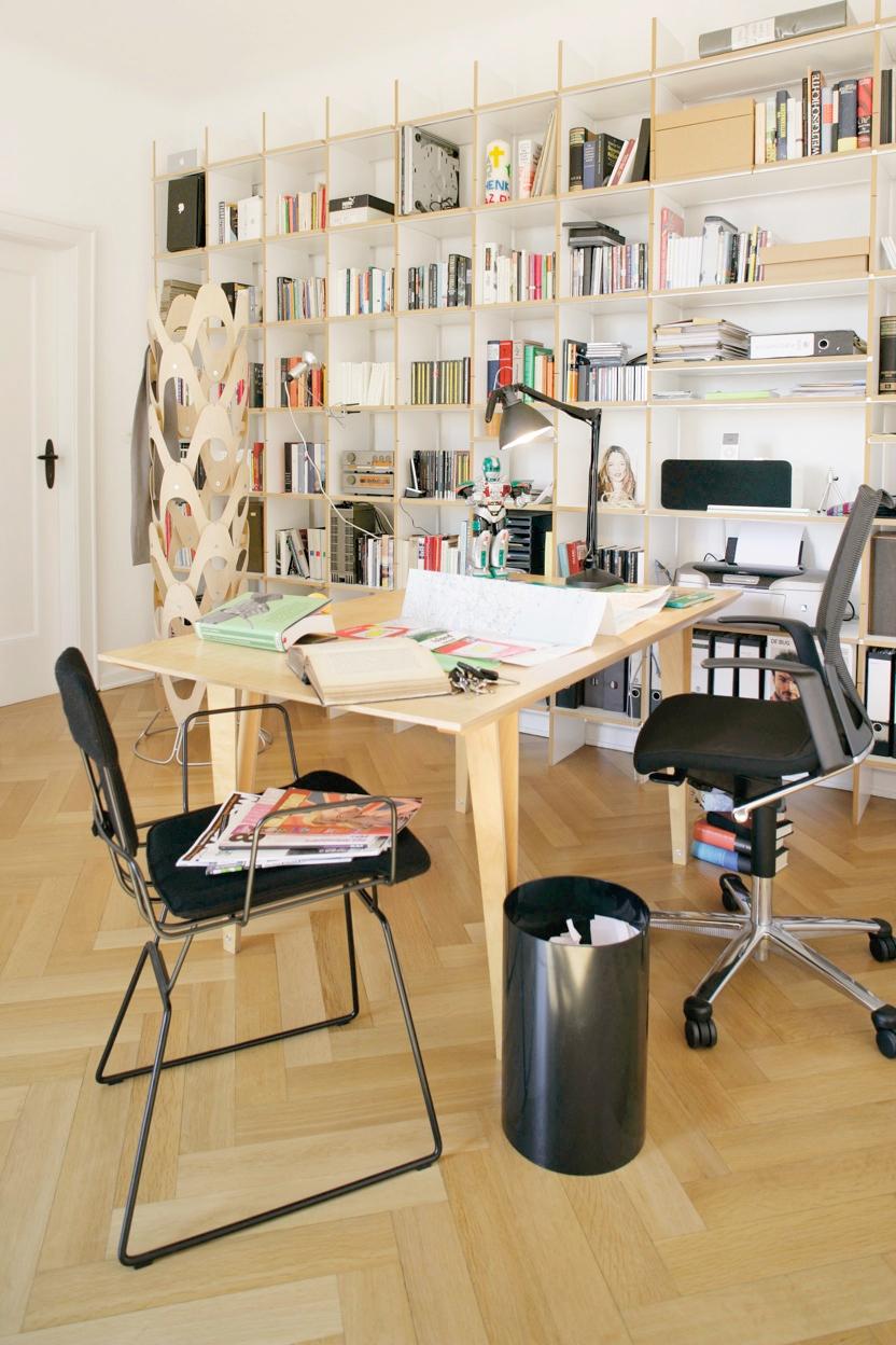 My Home Is My Office #büro #arbeitstisch #bürostuhl #regal #arbeitszimmer #bücherregal #aufbewahrung #tischlampe #tisch #arbeitszimmerregal #mülleimer ©POPO GmbH