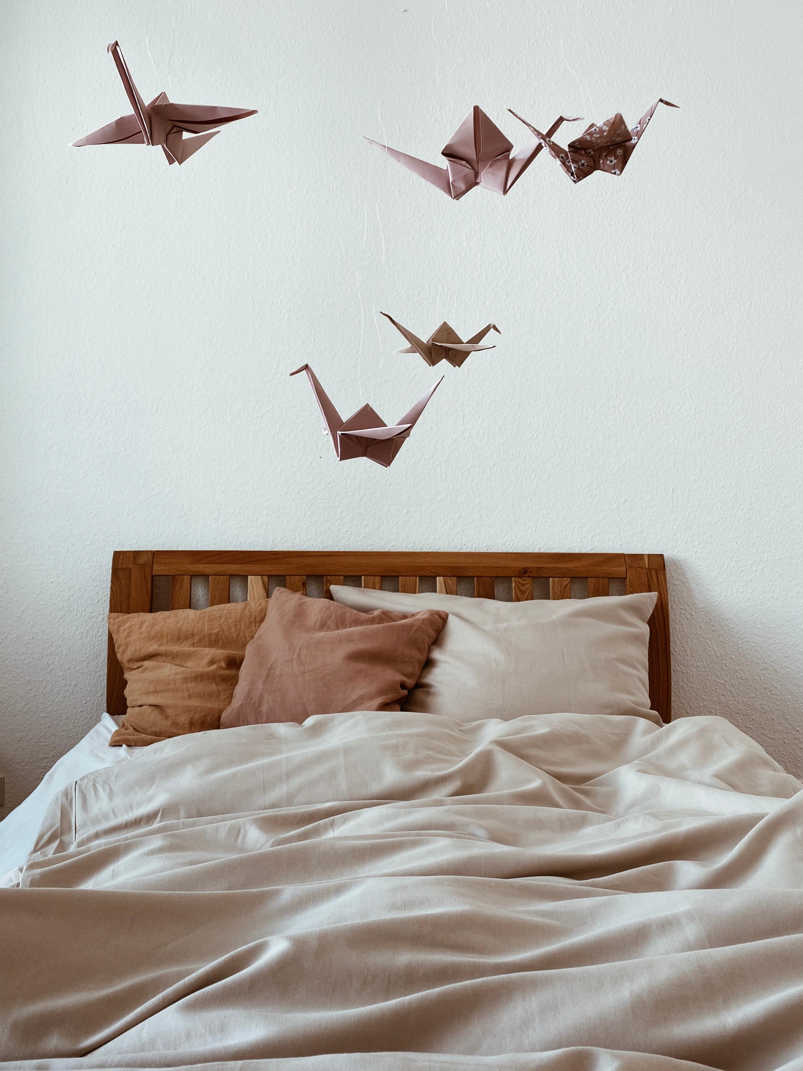 #mybedroom #schlafzimmer #schlafzimmerdeko #bedroominspo #origamikraniche #origamideko #origamimobile 