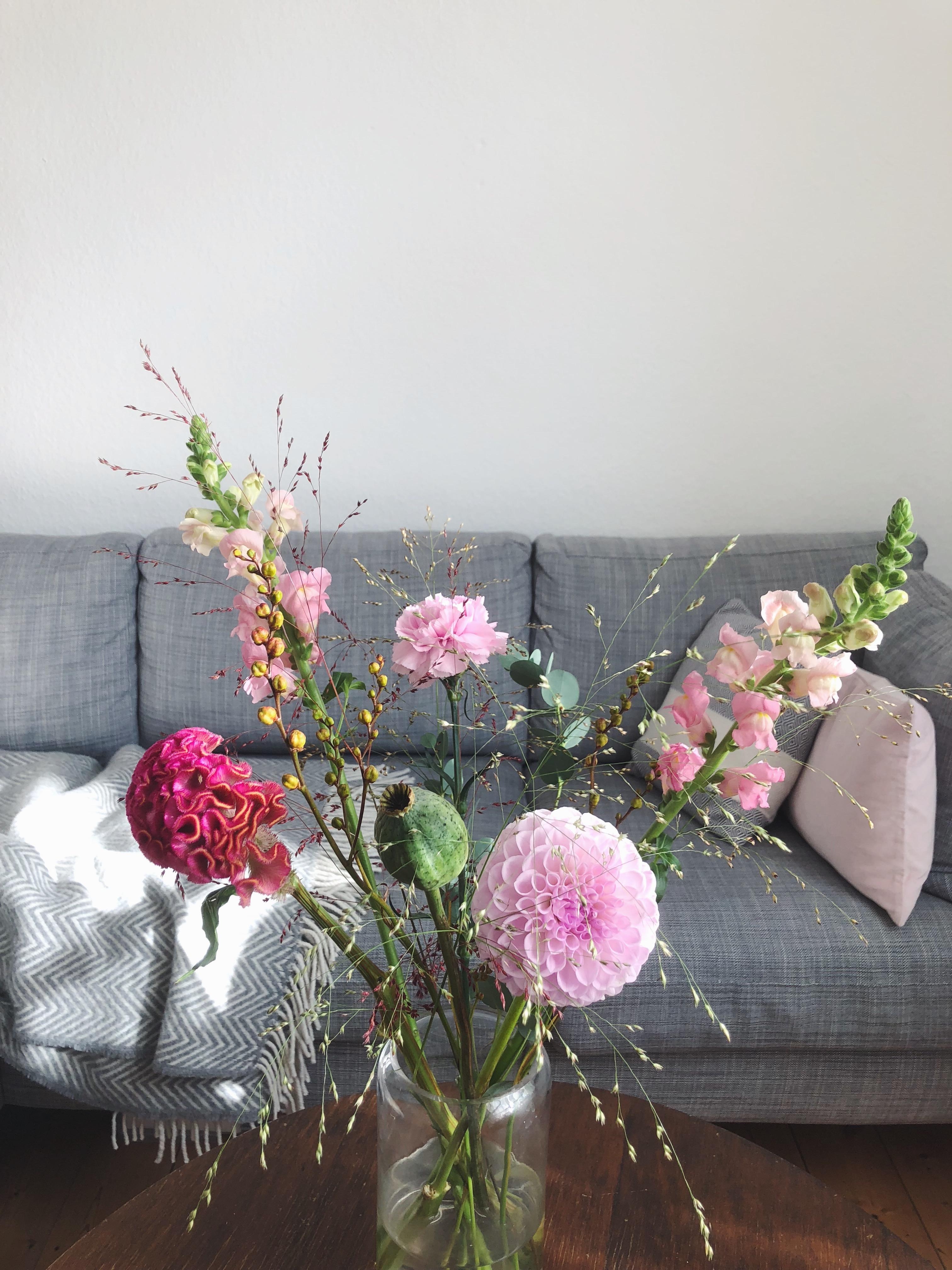 #myfreshflowerfriday #livingroom #minimalist #minimal #scandihome #greylivingroom #freshflowers #wohnzimmer 