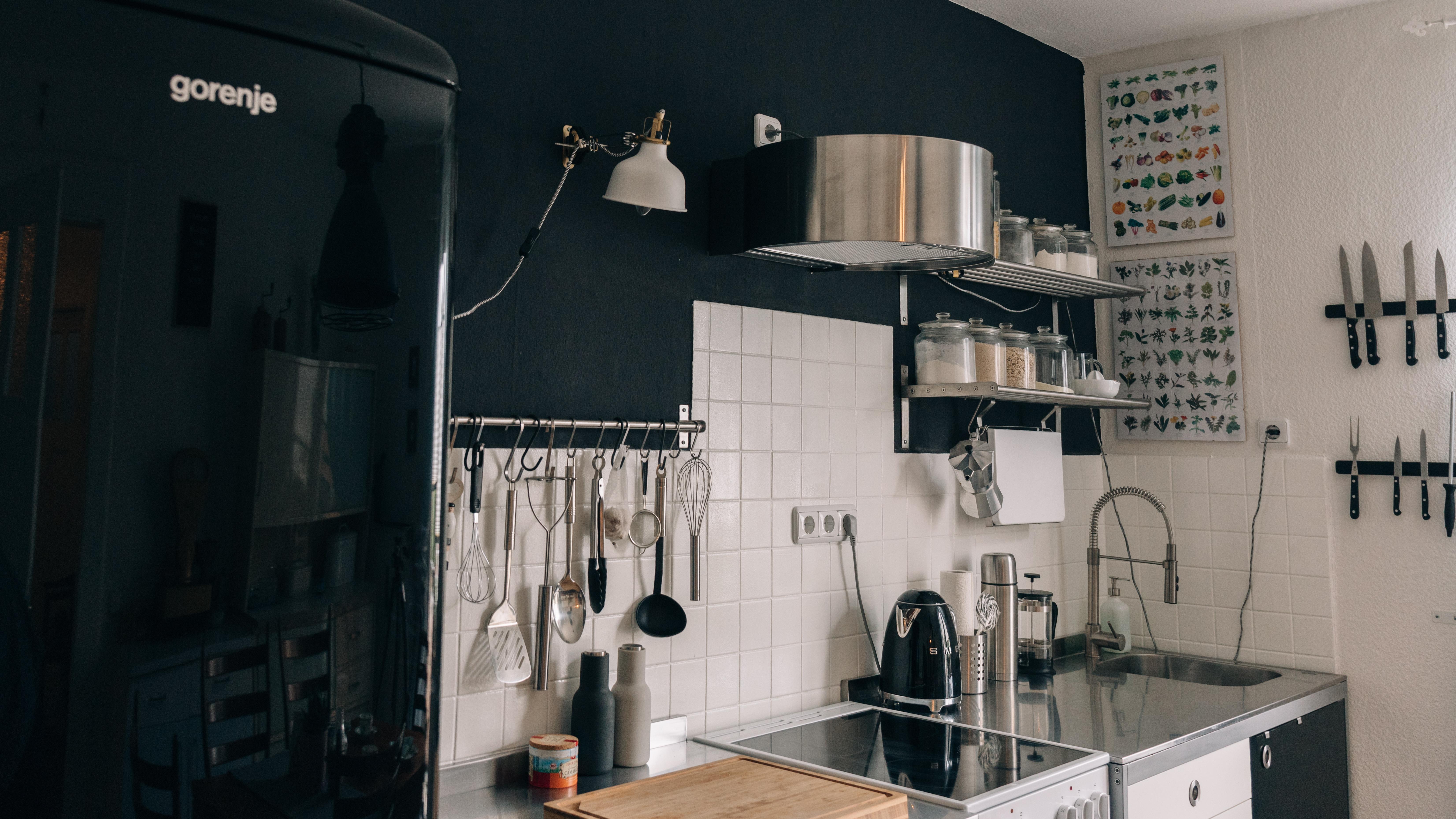 Nach der #Arbeit erstmal was Leckeres #kochen. 🍽 #Küche #vintage #industrial #stilmix #schwarz #altbau #altbauliebe 