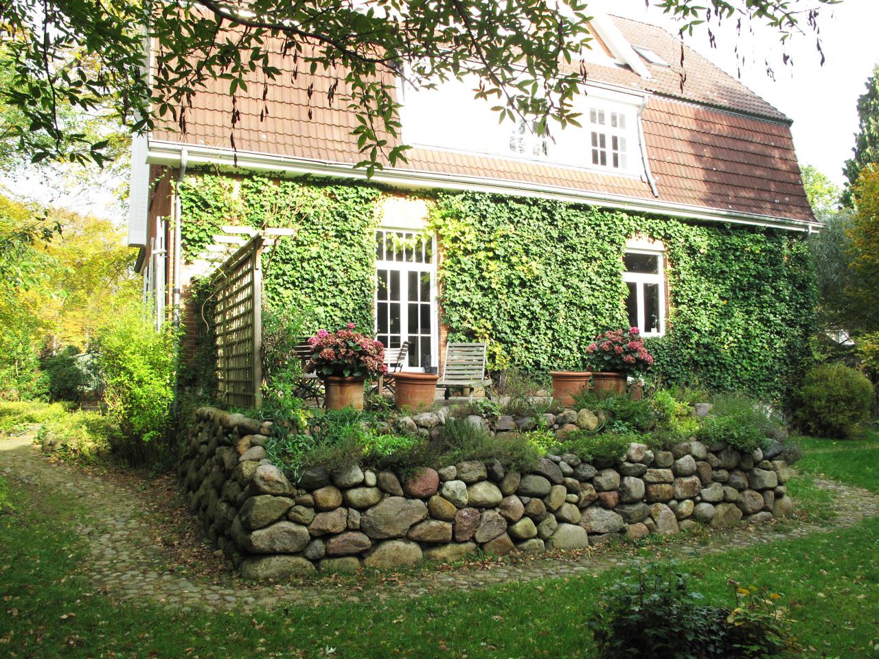 Natürliche Steinterrasse #terrassensichtschutz #terrasseeinfamilienhaus #steinterrasse ©scout for location