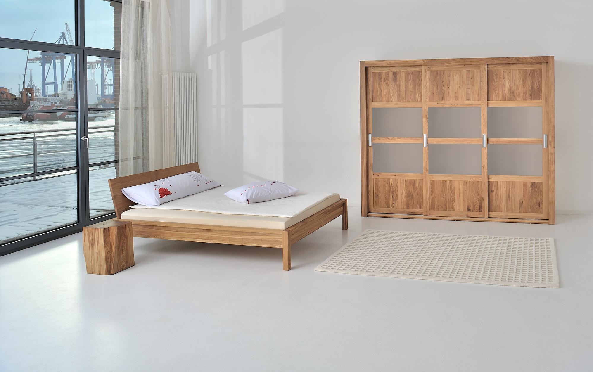 natürliches Schlafzimmer mit Bett CARA und Schrank NOTE #bett #schrank #kleiderschrank #schiebetür #massivholzbett ©vitamin design