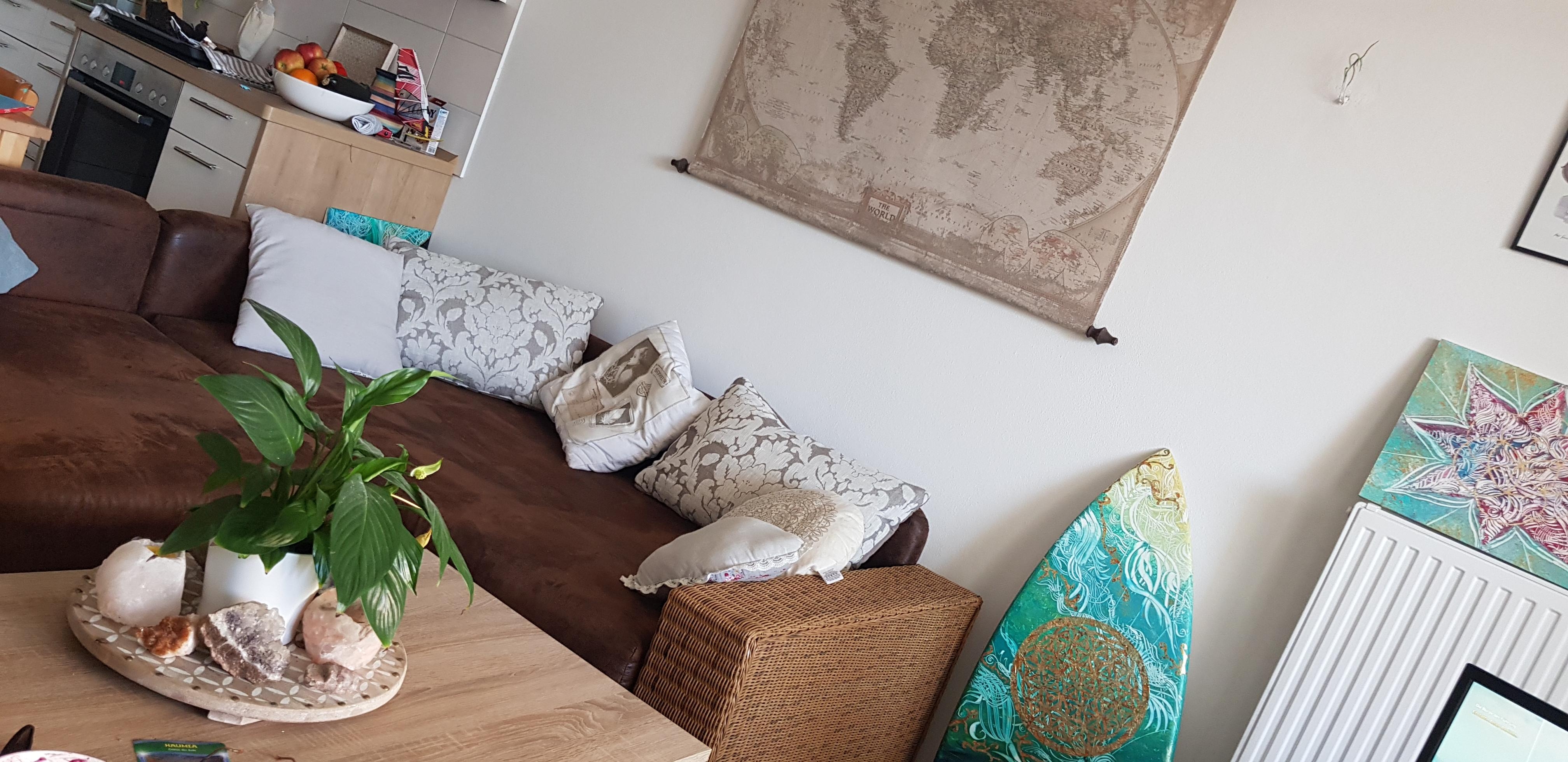 #neue couch #wohnzimmer #offeneküche #surfart #weltkarte #tinyapartment