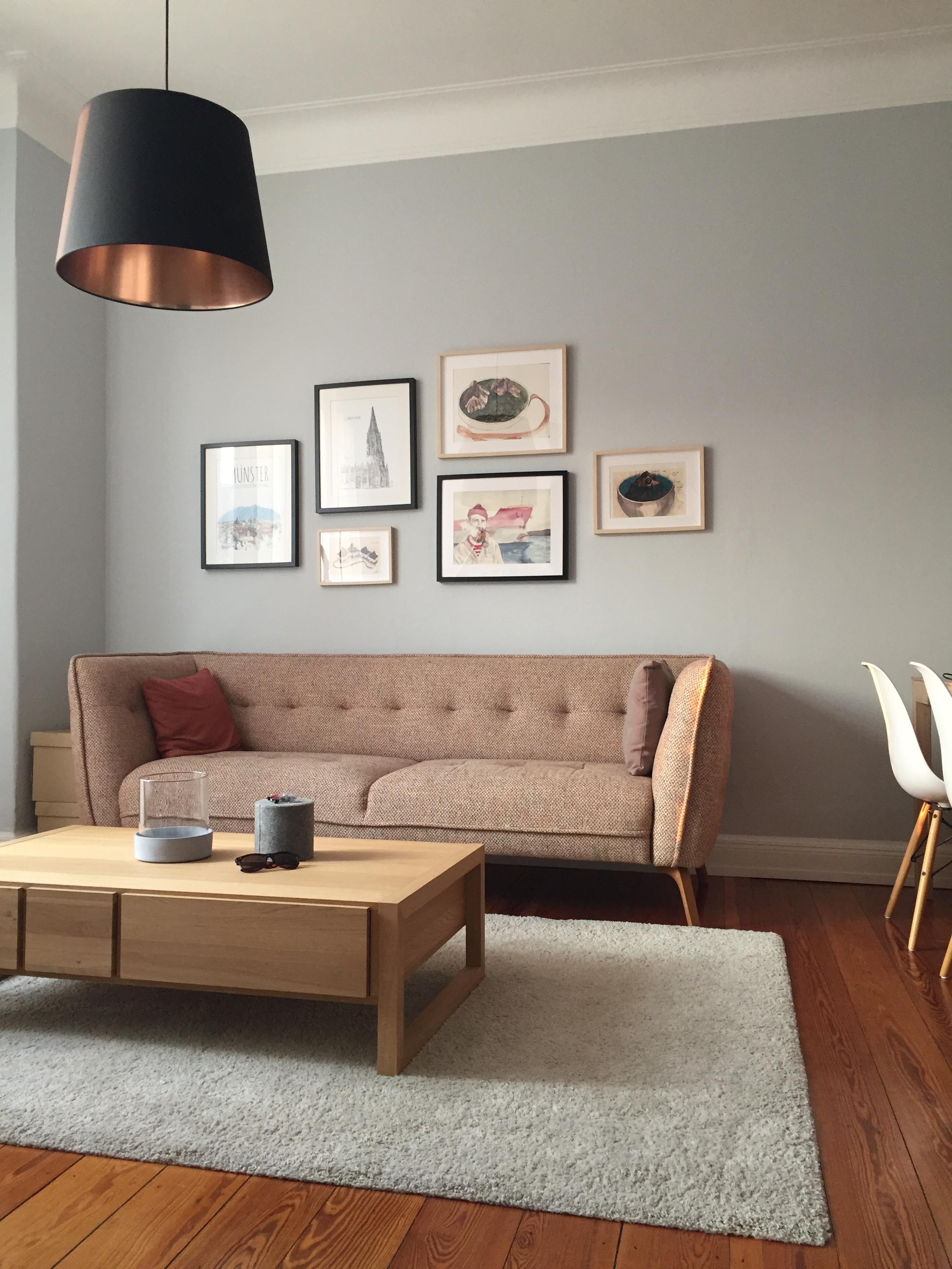 Neue Farbe// #farbgestaltung #wohnzimmer #couch #art #altbau #hamburg #eames #como #dielenboden ##couchtisch #bilder 