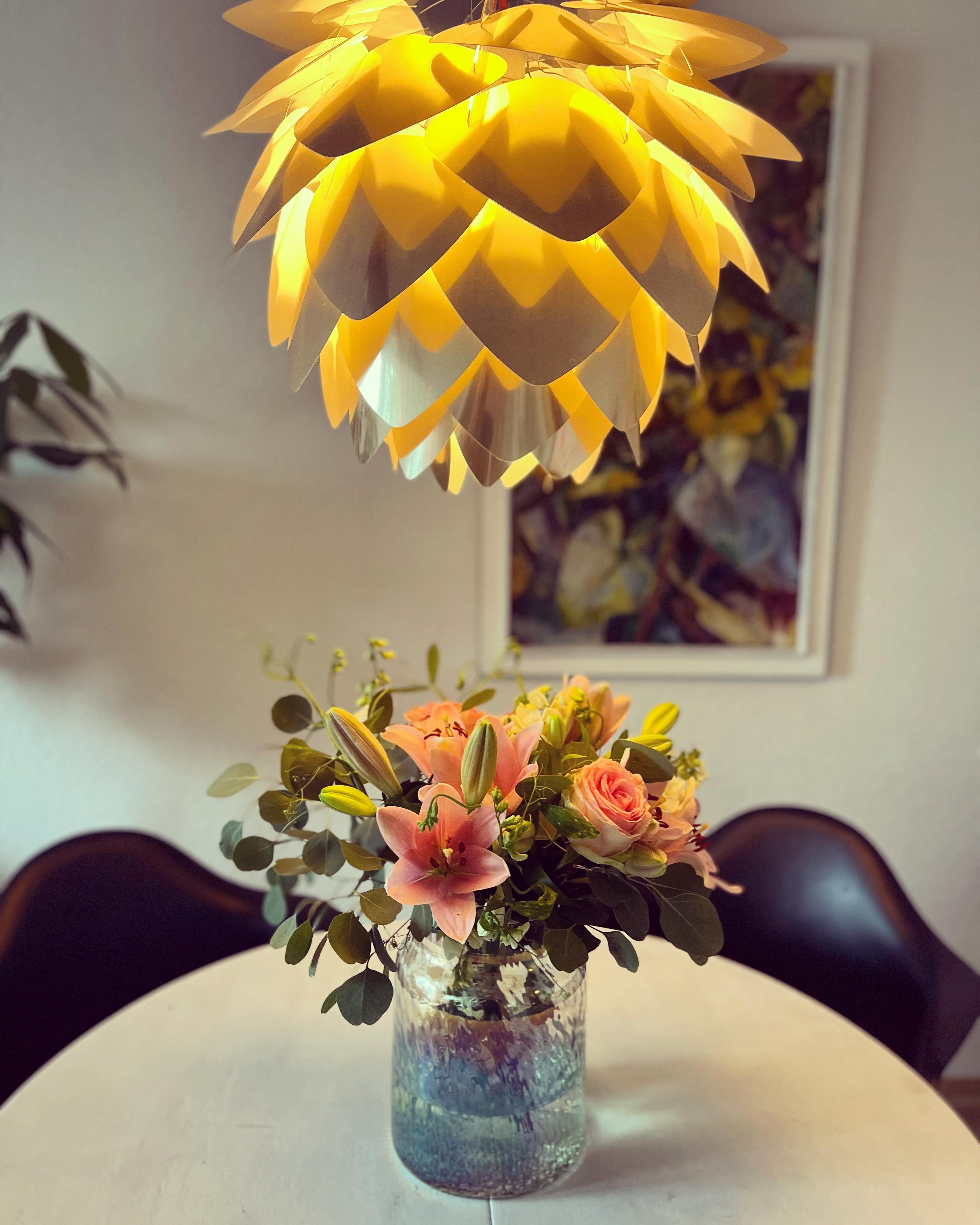 Neue #lampe 
und Regenbogenvasen #freshflowers #licht #esstisch #scandi #wohnzimmer 