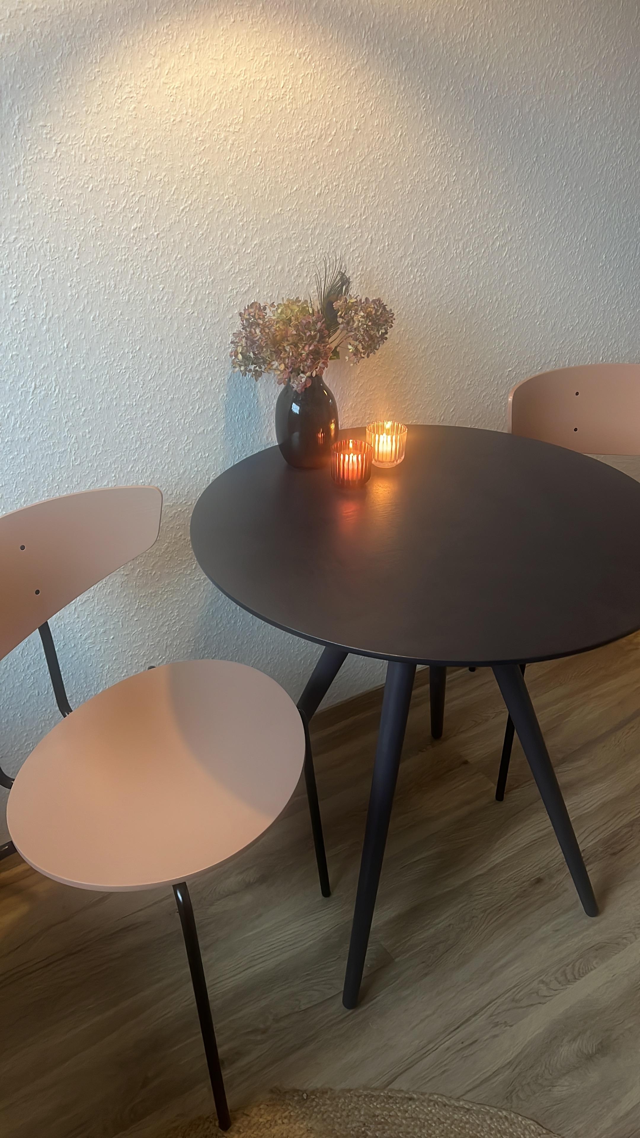 Neue Stühle, neue Tischfarbe #küche #küchentisch #farbe 