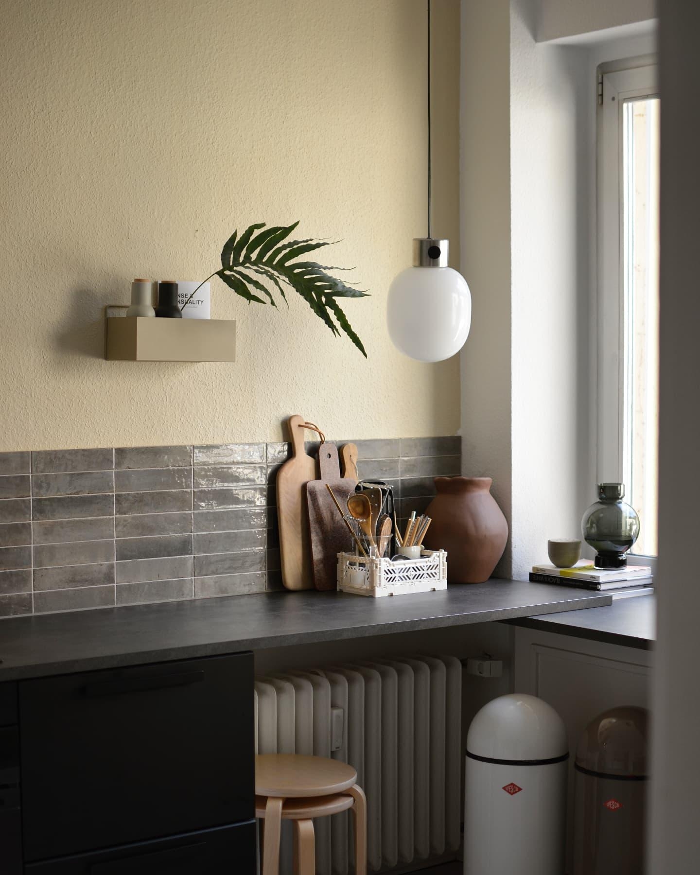 Neue Wandfarbe für die Küche. Finde das Beige mit den schwarzen Fronten passt perfekt. 🖤 #küchenliebe #schwarzeküche 