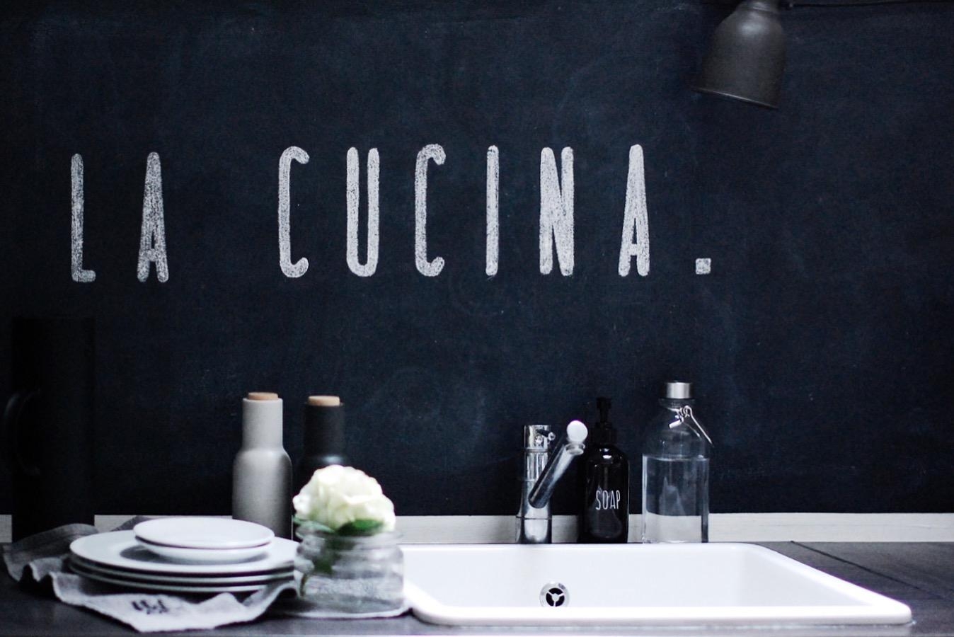 Neuer #schriftzug in der #küche #küchenliebe #blackwall #chalkboard #flowers #kitchen #interior #lettering 
