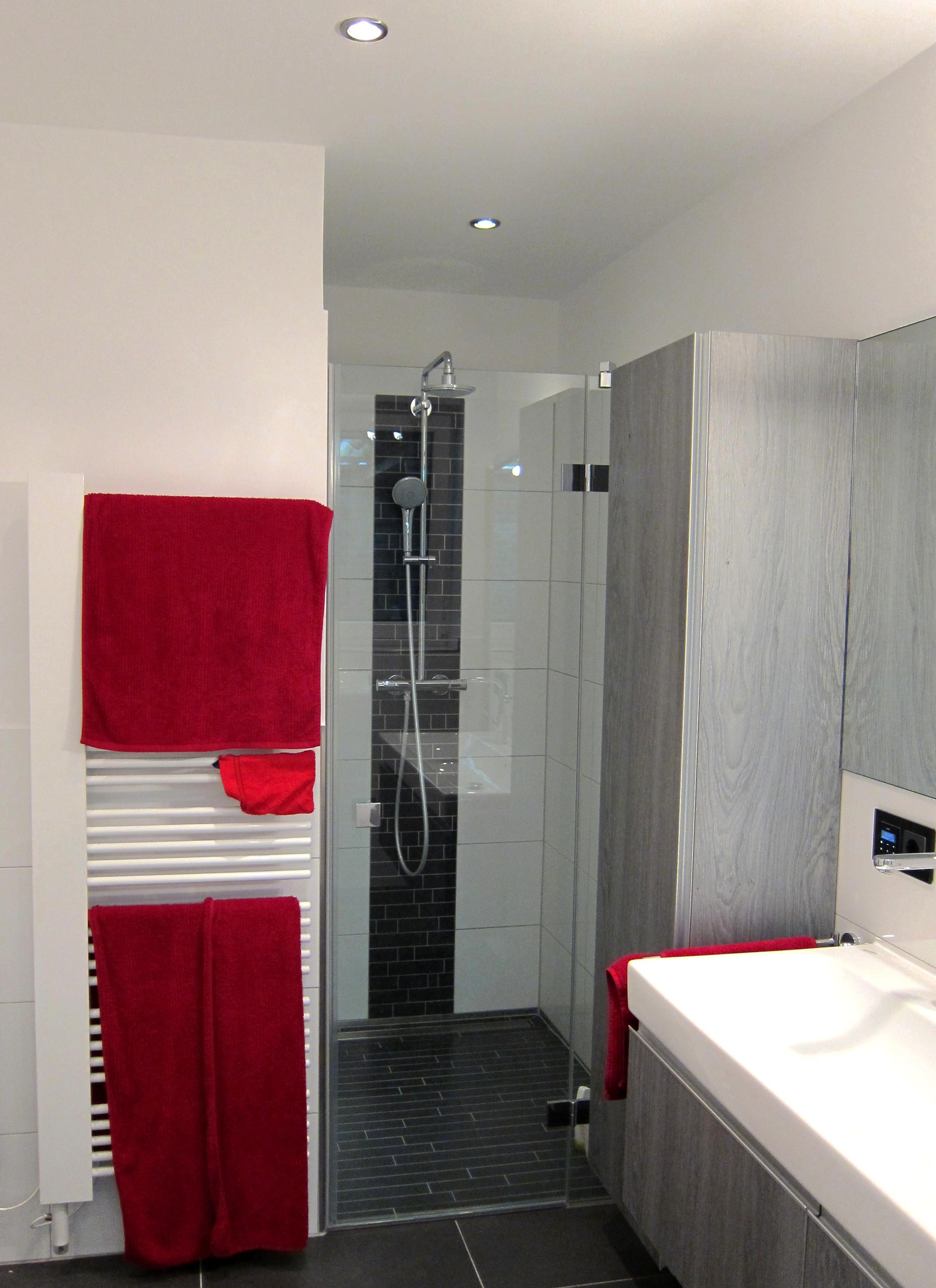 Nischenlösung für die Dusche #badezimmer #doppelwaschtisch ©HEIMWOHL GmbH