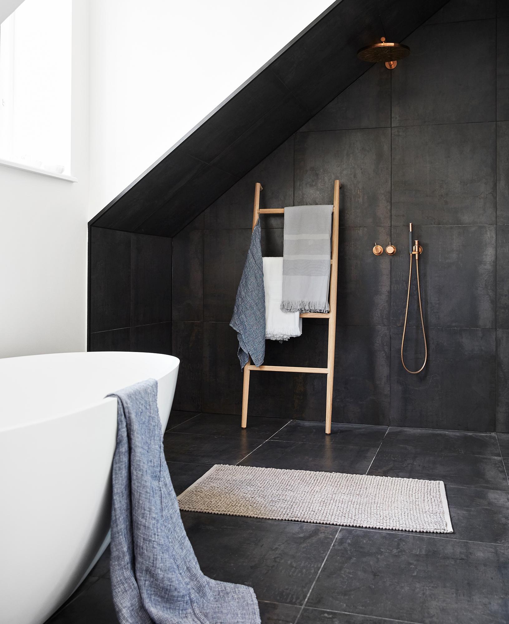 Offene Dusche im modernen Badezimmer #teppich #badewanne #badezimmer #dachgeschoss #offenedusche #handtuchhalter #steinfußboden ©By Nord