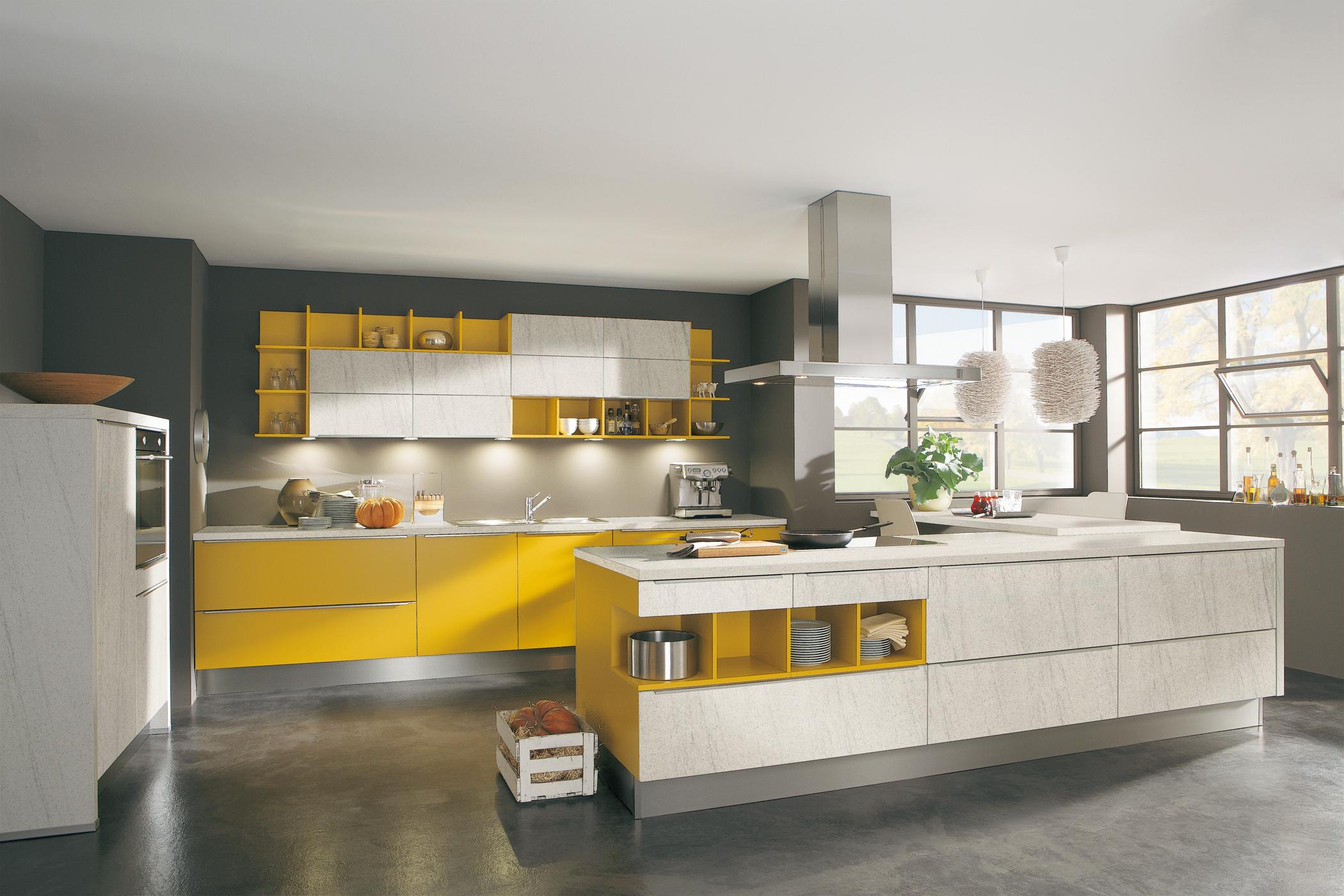 Offene Küche in Gelb und Weiß #weißeküche #kücheninsel ©Wellmann/Alno AG