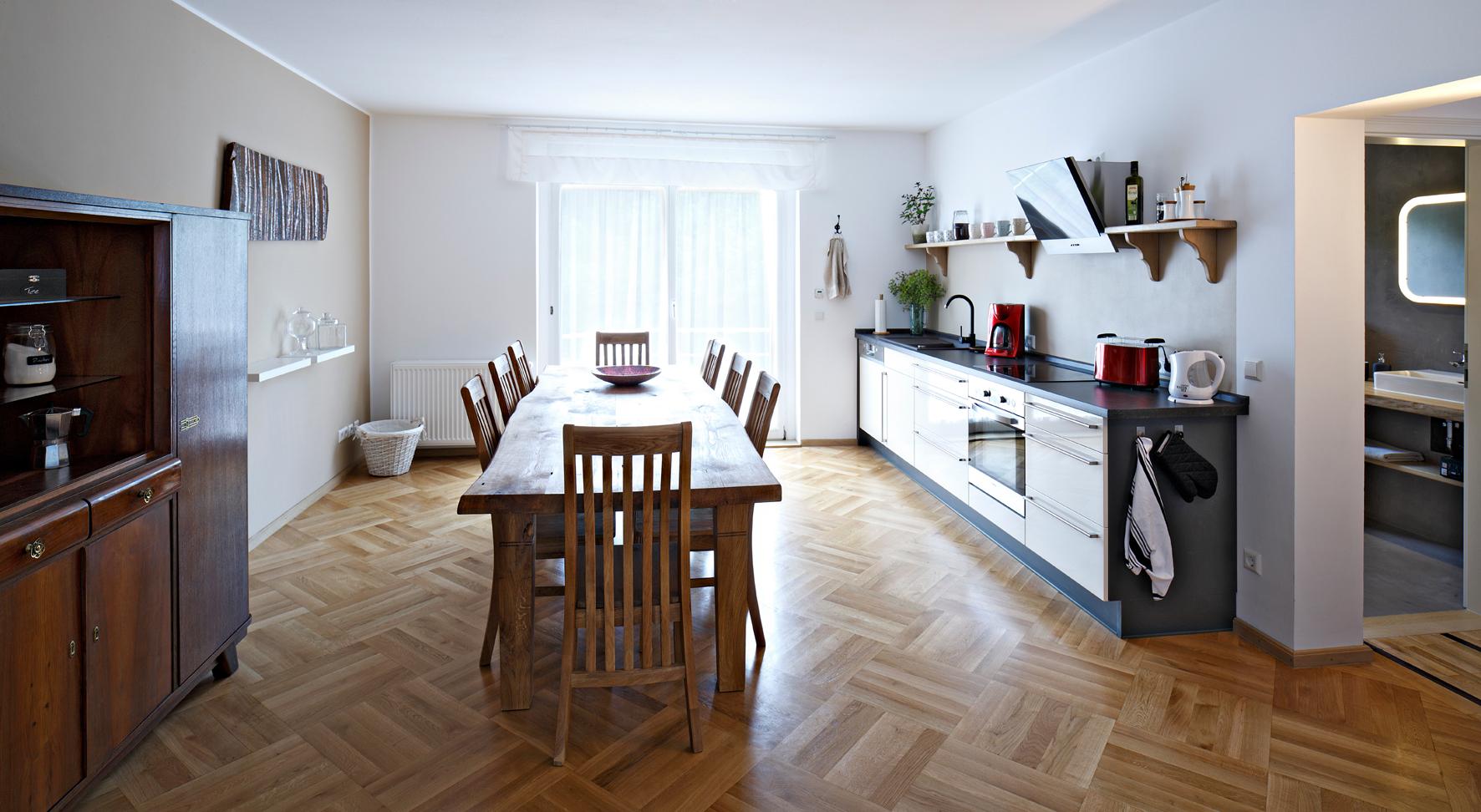 Offene Wohnküche mit Holztisch #esstisch #offeneküche #rustikalerholztisch ©Daniel Wetzel