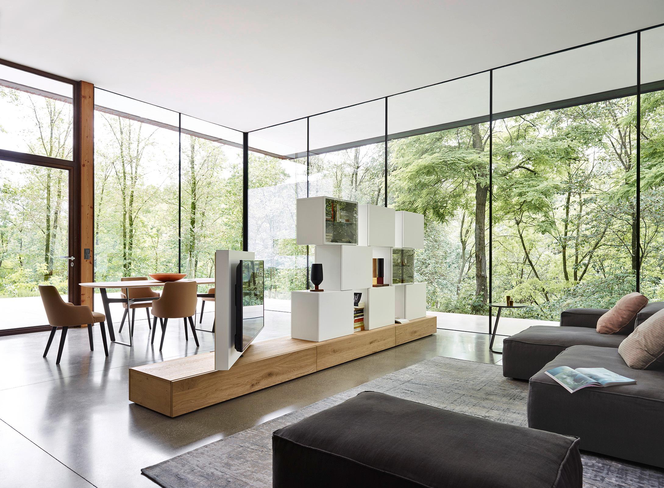 Offenes #Wohnzimmer mit #Raumteiler aus #Bücherregal & TV Lowboard #designerraumteiler #Interior #Italien