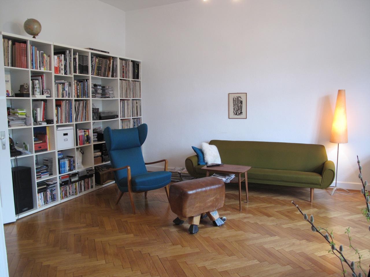 Ohrensessel und Sprung-Bock-Hocker im Wohnzimmer #vintage #ohrensessel #grünessofa ©scout for location