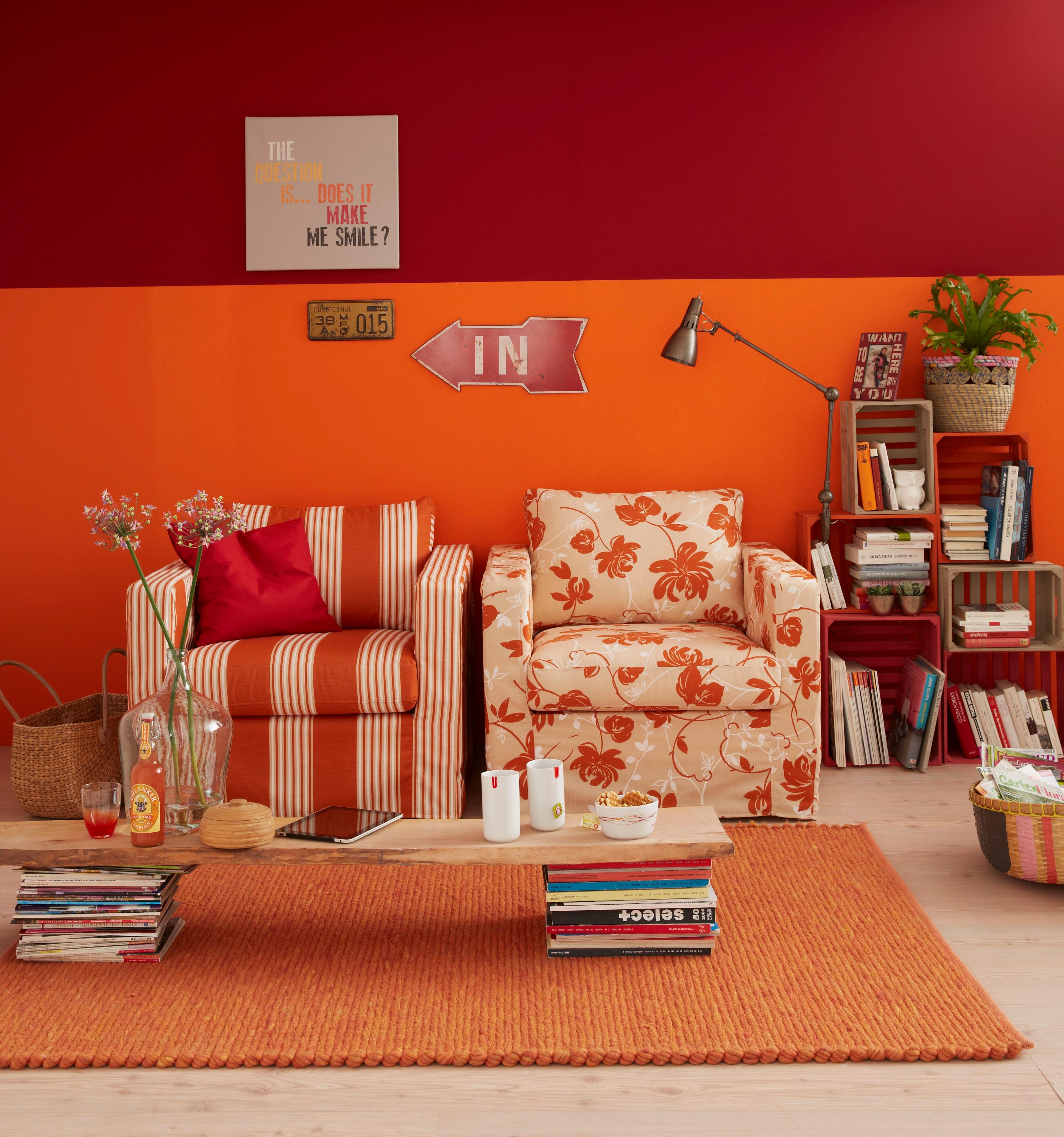 Orange Sessel Bezüge im kreativen Wohnzimmer #bücherregal #sessel #kissen #vorhang #ikea #tisch ©Saustark Design GmbH