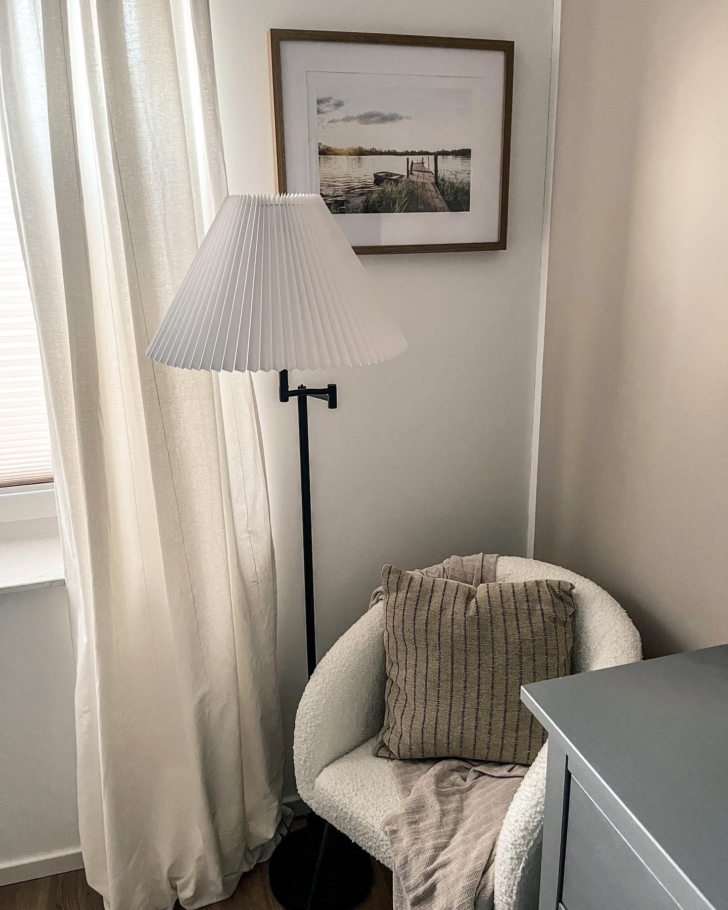 Our little reading corner
#home #readingnook #bedroom #stehlampe #moderneslandhaus #skandi #vintage #teddysessel