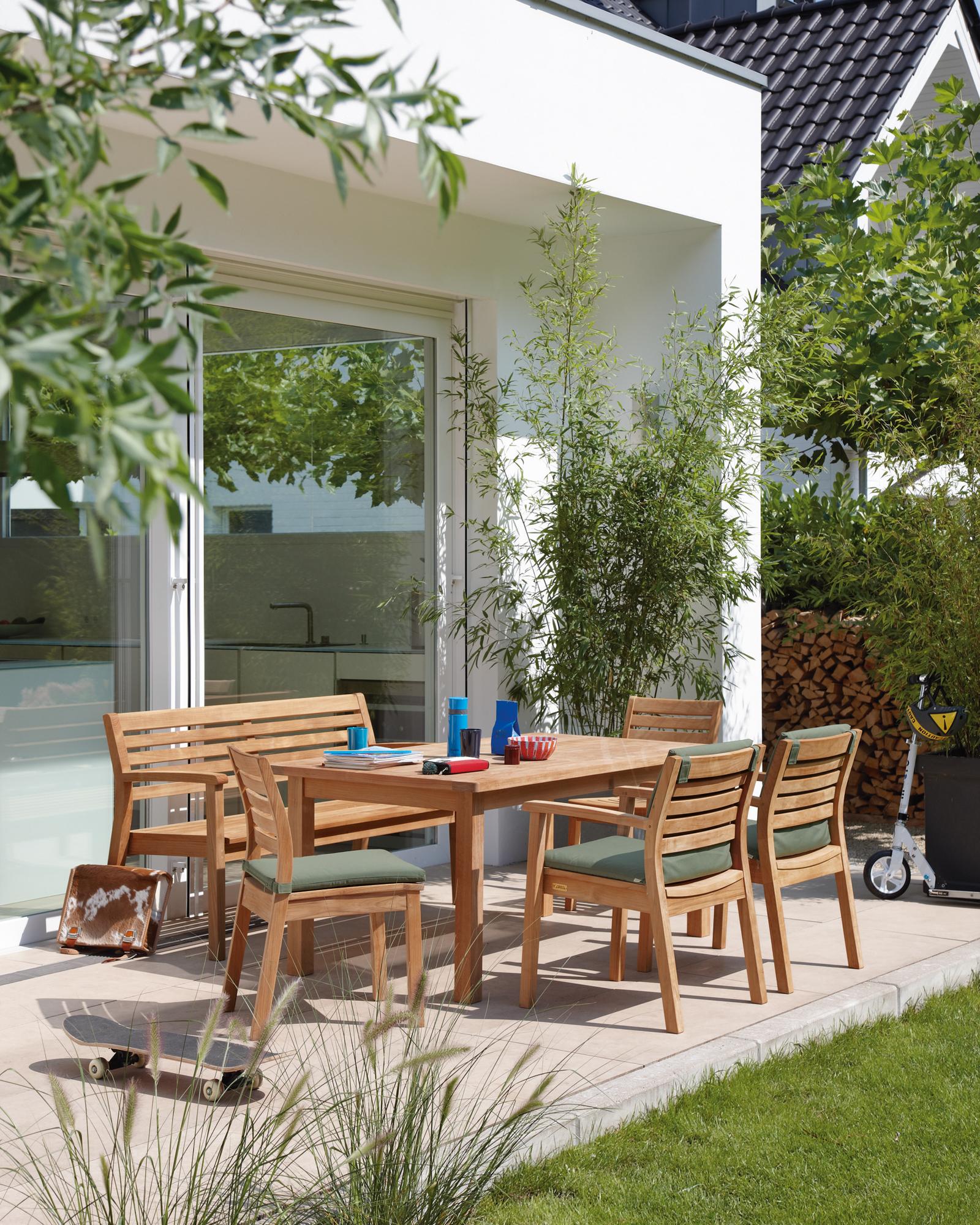 Outdoor-Möbel aus Holz #stuhl #terrasse #esstisch #holzbank #holzstuhl #gartenmöbel #sitzbank #sitzecke ©Garpa