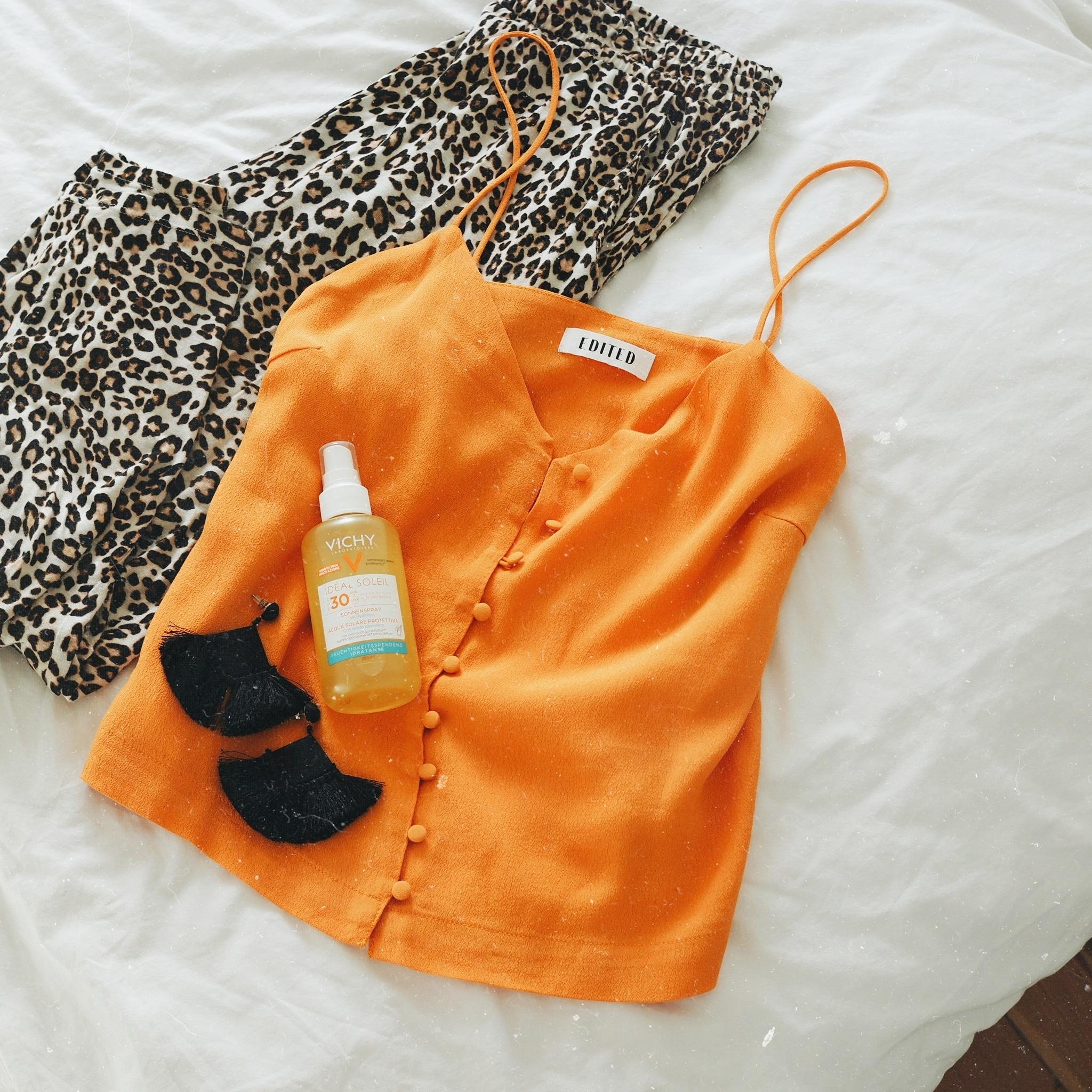 Packing for vacation ☀️ #sonnencreme #vichy #urlaub #beauty #leolove #fashion #orange 
