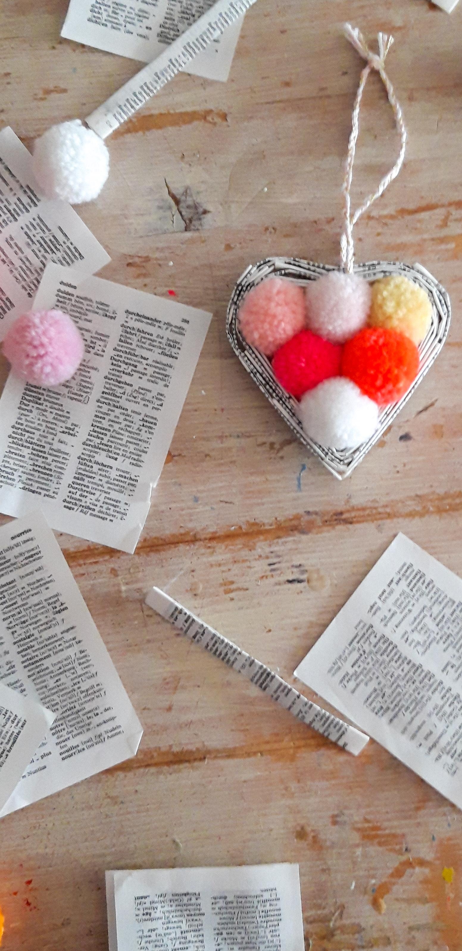 #paperlove #valentinstag #vonherzen #danke #kleinesschenken #pompomlove #umarmungzuverschenken