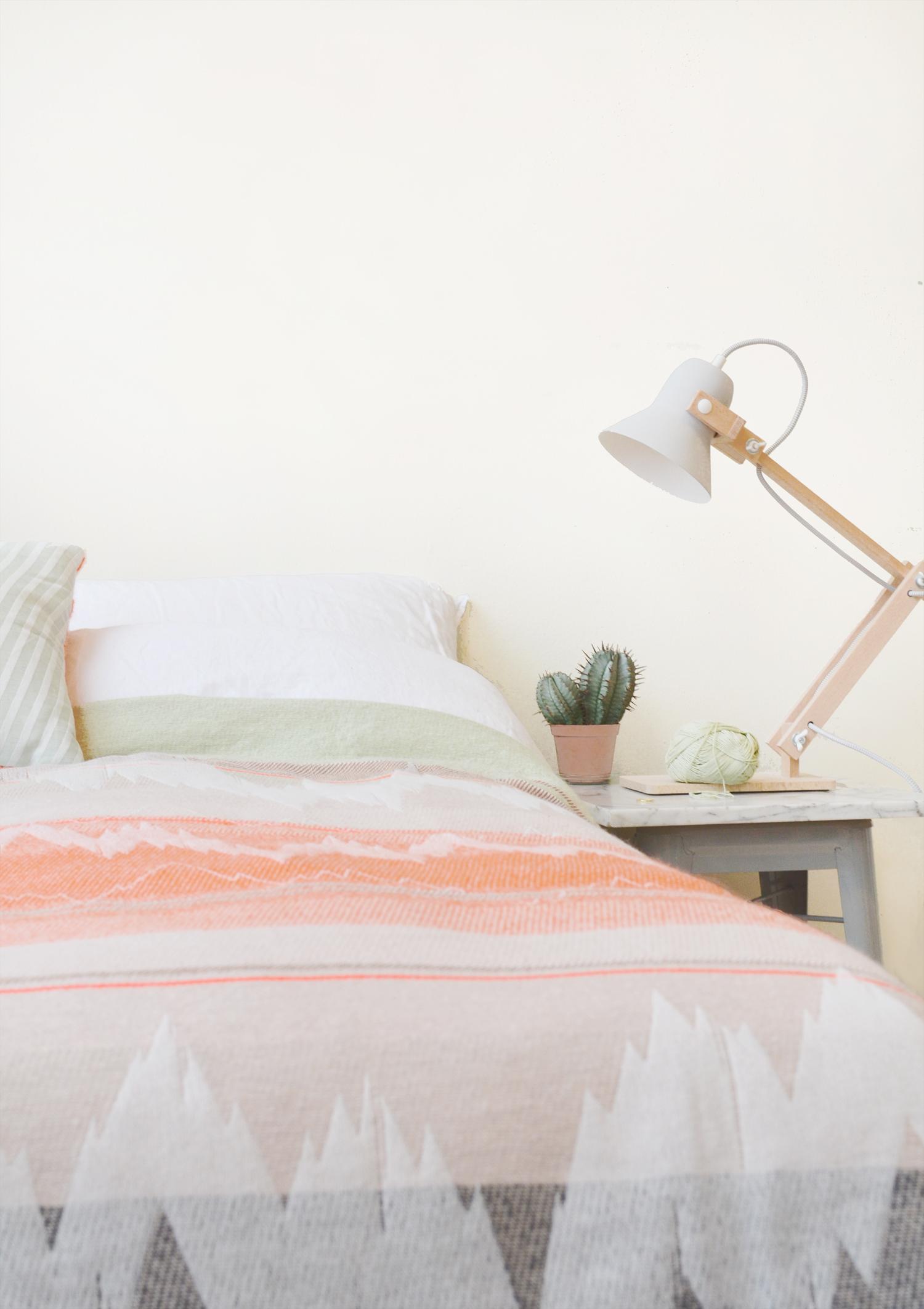 Pastelltöne im Schlafzimmer #bett #nachttisch ©Studio Mae Engelgeer