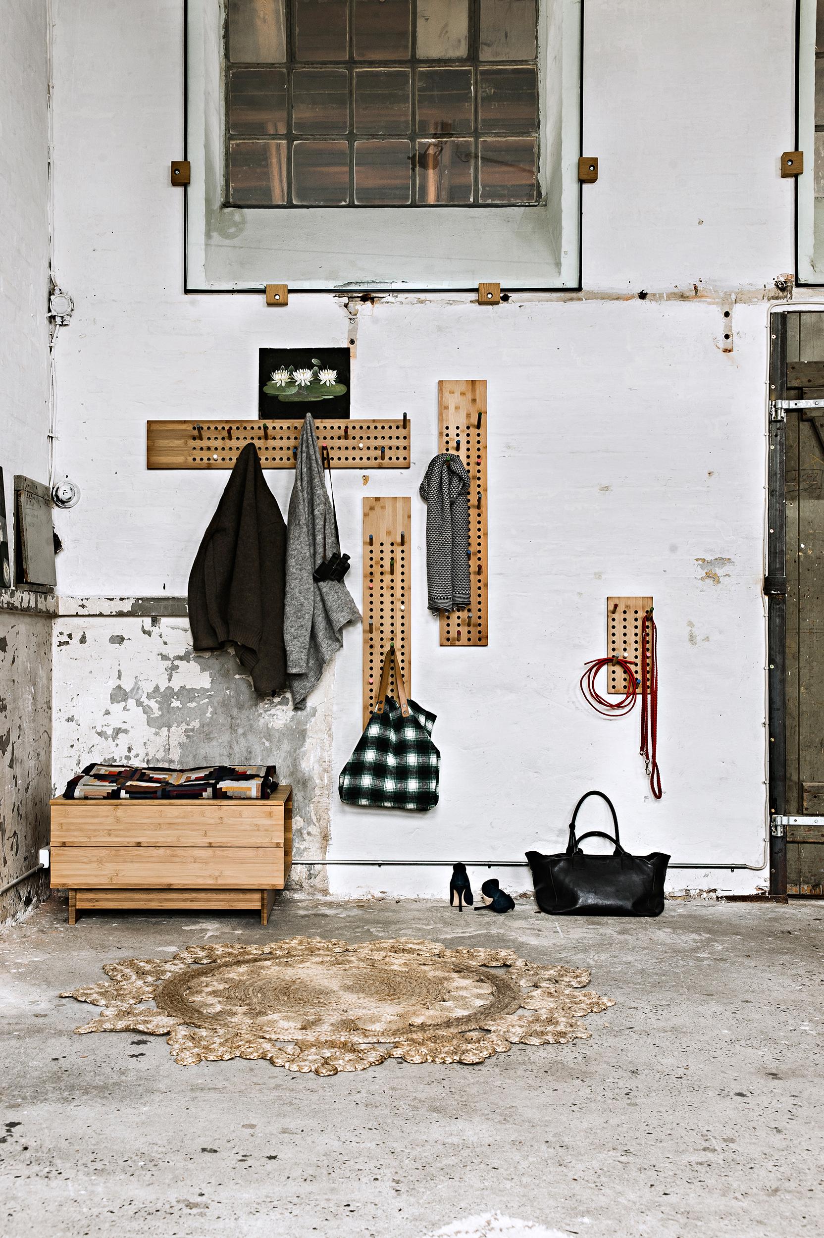 Pegboard als Wandgarderobe #betonboden #garderobe #kleiderhaken #zimmergestaltung ©we do wood