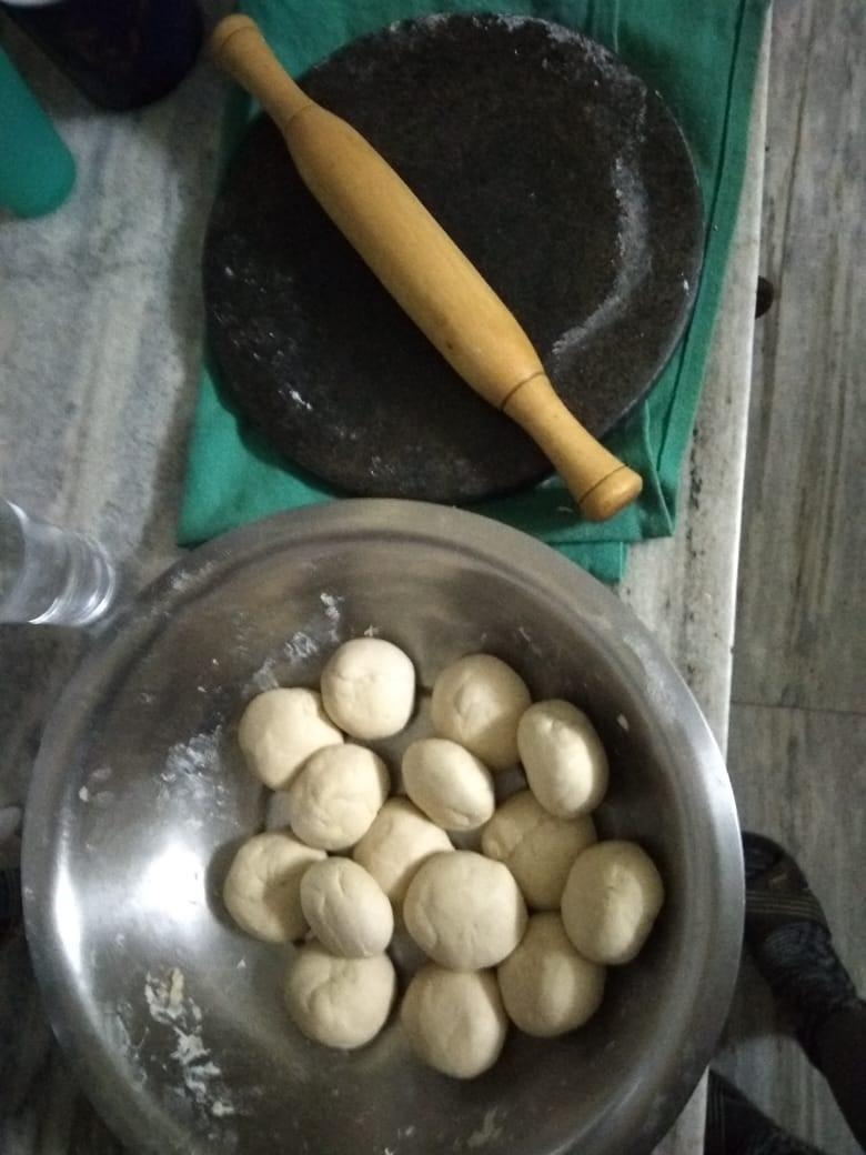 pfannenbrot à la nepal
#roti-production 
#rawversion
#simple&selfmadeisthebest
#ilovetocook&eat 
<3