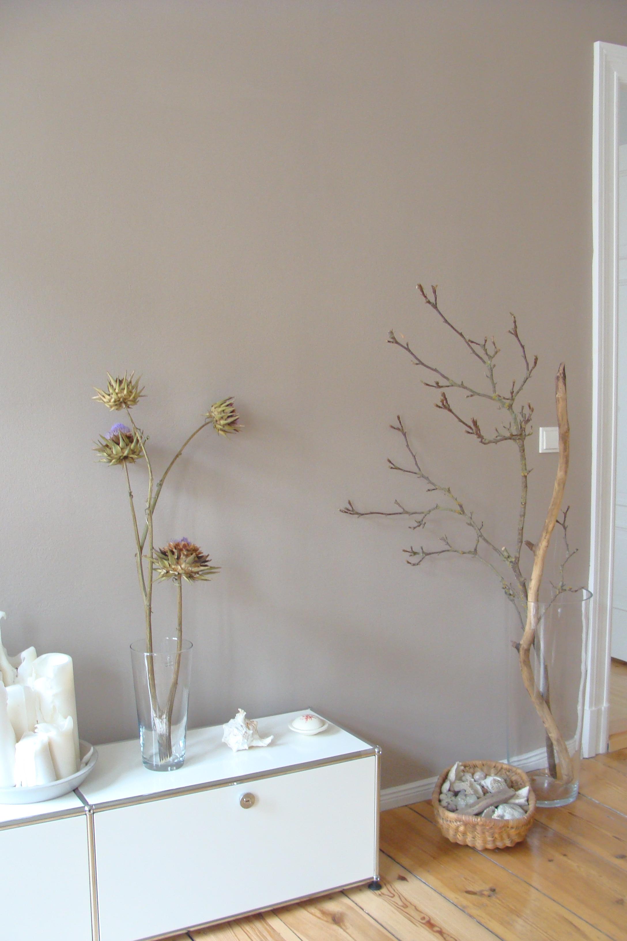 Pflanzendeko vor sandfarbener Wand #wohnzimmer #pflanzendeko ©Mareike Kühn Interior Stylist & Visual Merchandiser