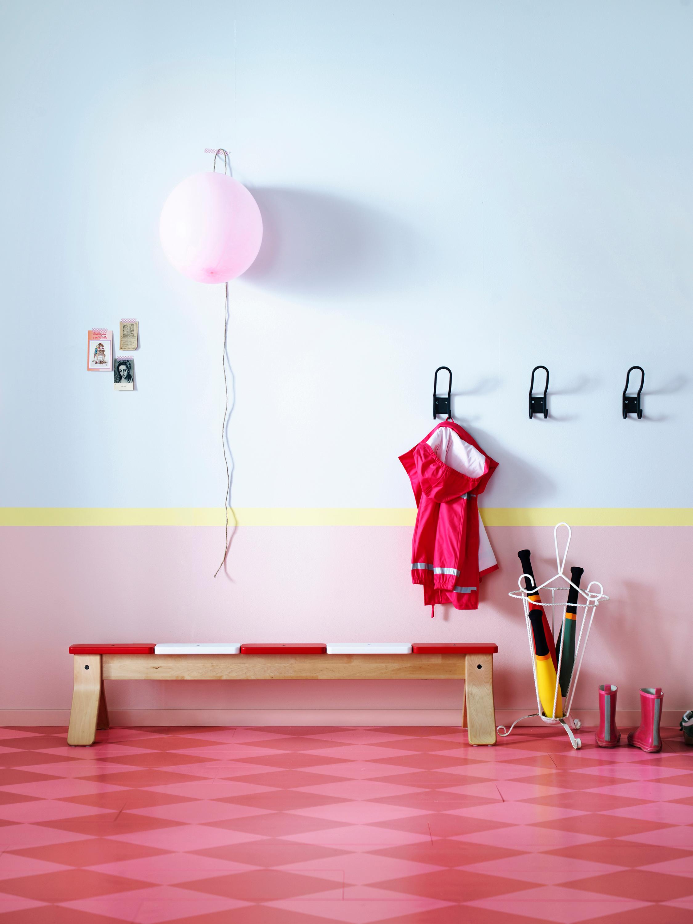 Pinkfarbener Muster-Boden #wandfarbe #ikea #garderobe #kleiderhaken #sitzbank ©Inter IKEA Systems B.V.