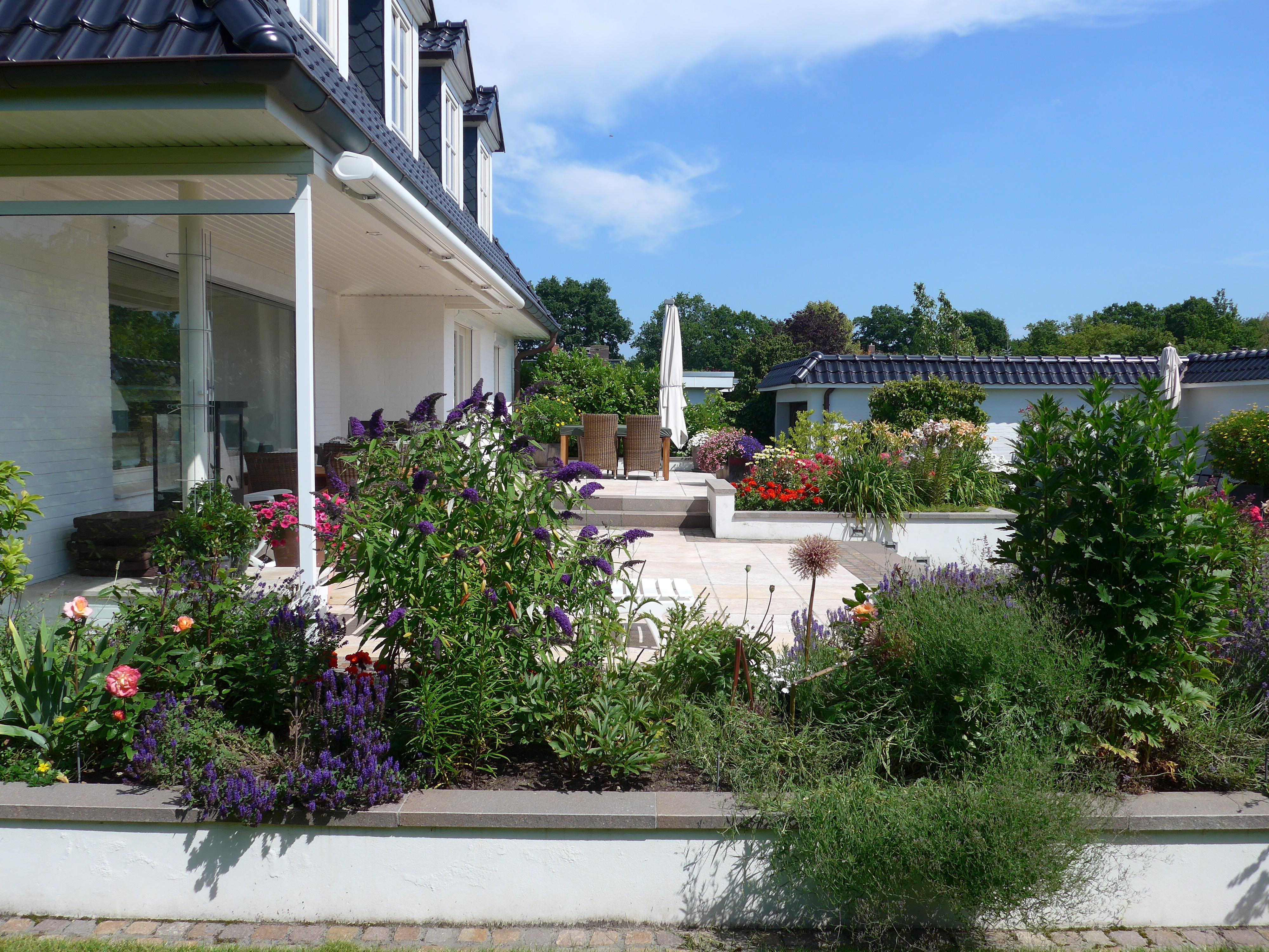 Privatgarten in Pinneberg #terrasse #gartengestaltung ©Heinz Scharnweber Garten- und Landschaftsbau