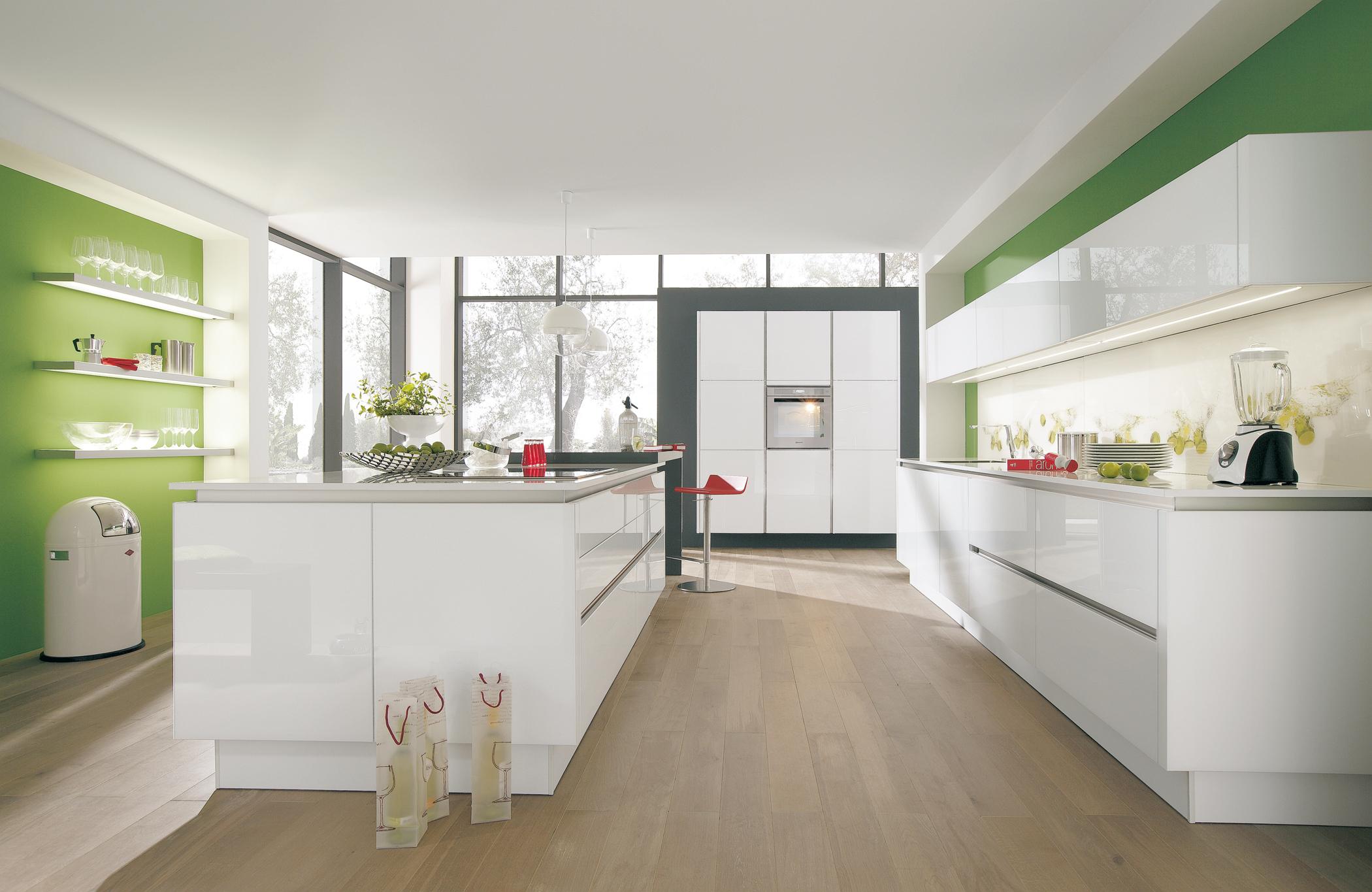 Puristische Küche mit Kücheninsel #weißeküche #kücheninsel #küchentresen #puristischeküche ©Wellmann/Alno AG