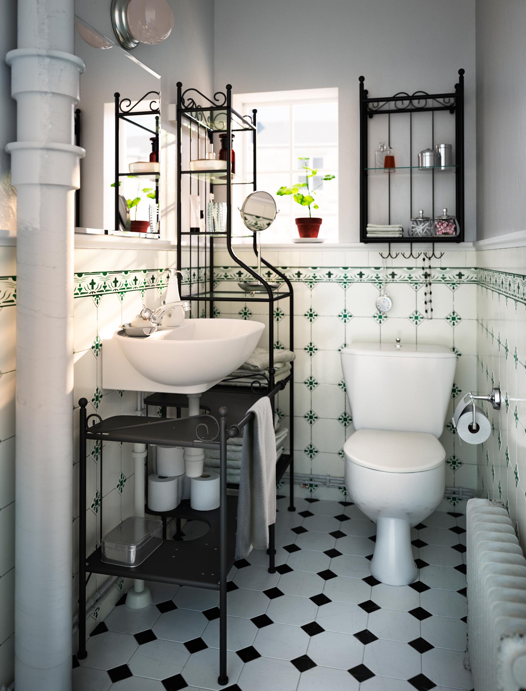 Regal aus geschwungenem Metall und gemusterte Fliesen im romantischen Badezimmer #toilette #badezimmerablage #schwarzweißefliesen #metallregal ©Inter IKEA Systems B.V