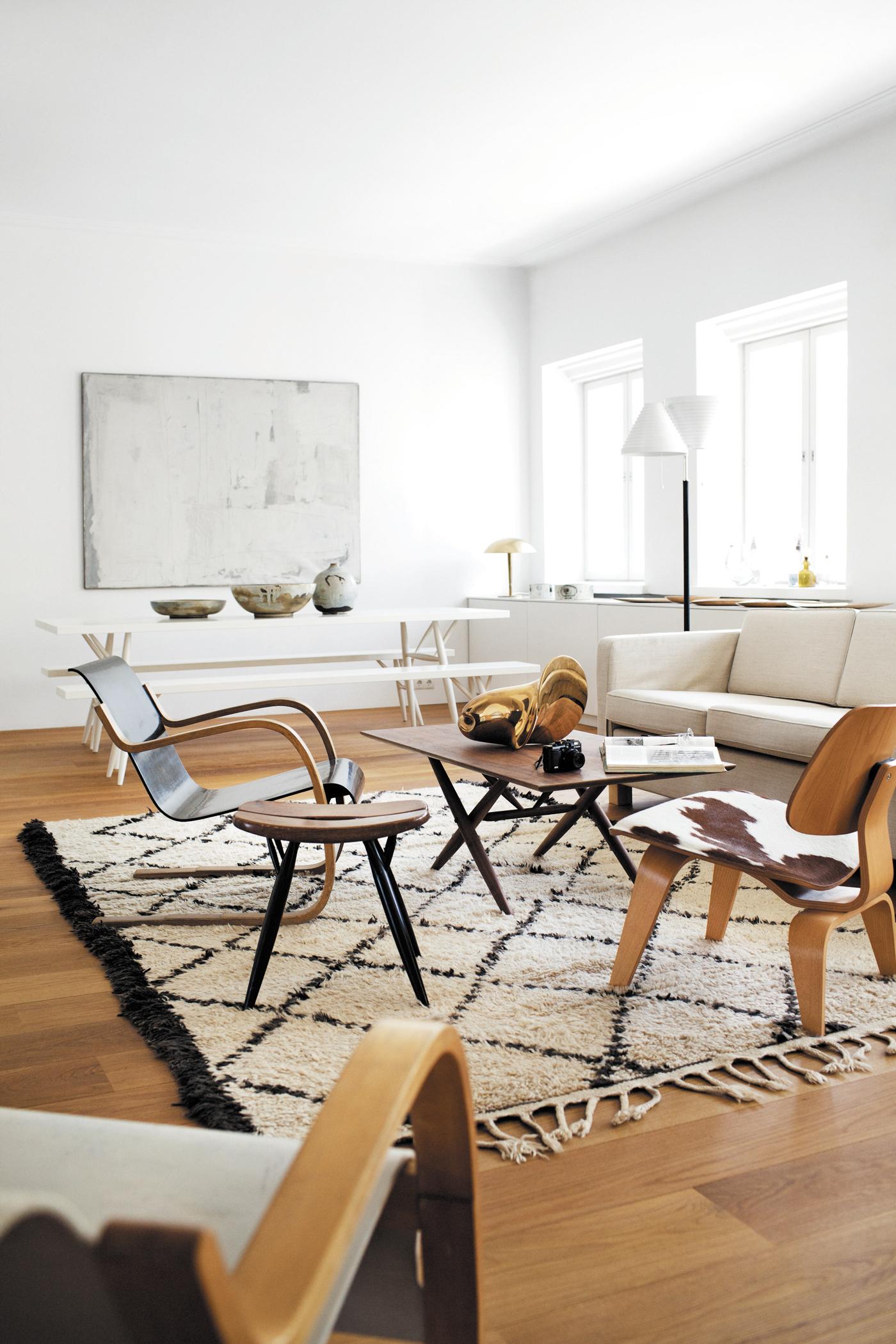Retro-Look durch Holzstühle und Erdtönen #stuhl #eklektisch #wohnzimmer #erdton ©Artek