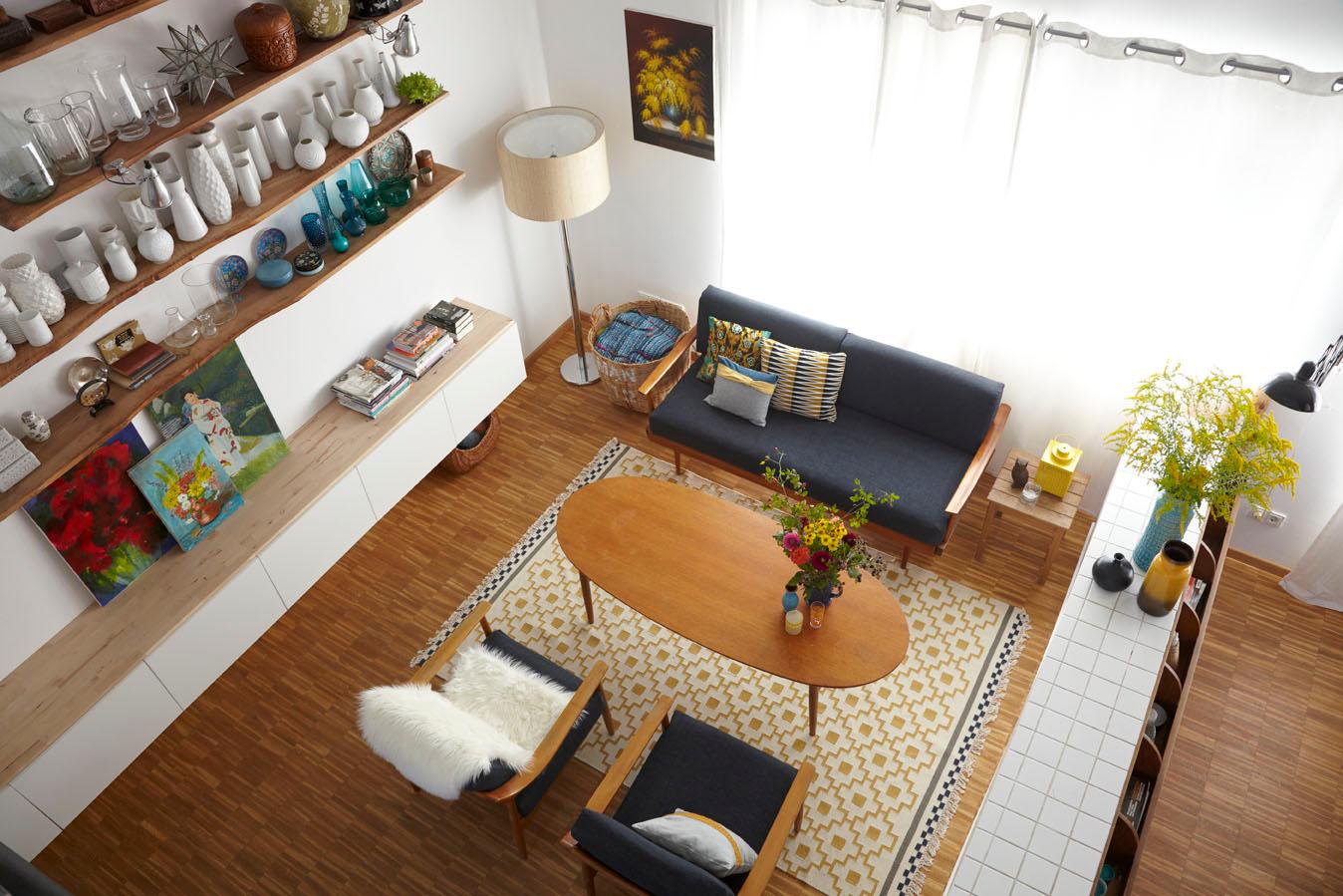 Retro-Wohnzimmer #wandregal #retro #sessel #stehlampe #sideboard #sofa #blauessofa #hölzerneswandregal ©Lioba Schneider für COUCH