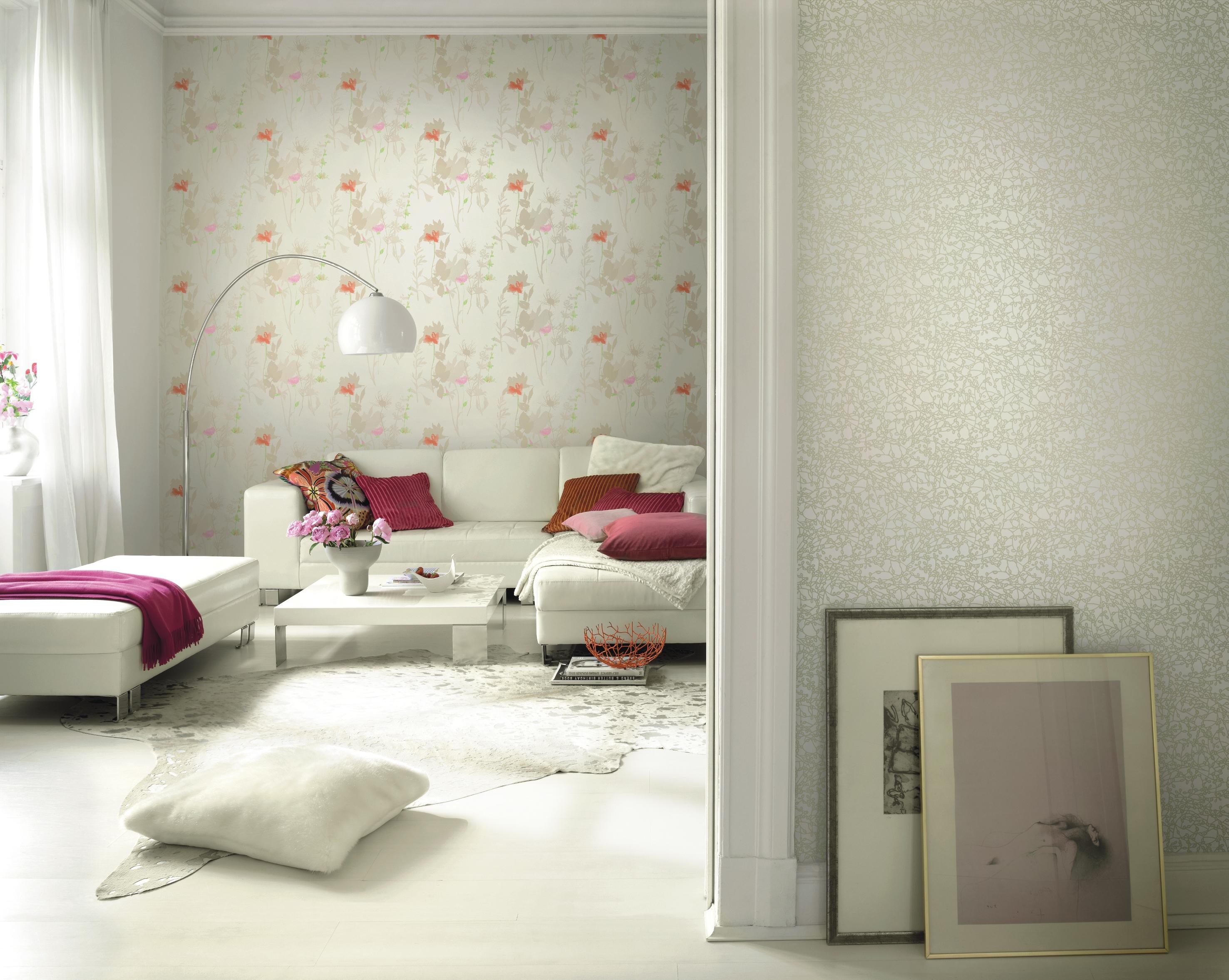Romantisches Wohnzimmer mit roten Dekoartikeln #bogenlampe #wandgestaltung #sofakissen #blumentapete #tapete ©Rasch