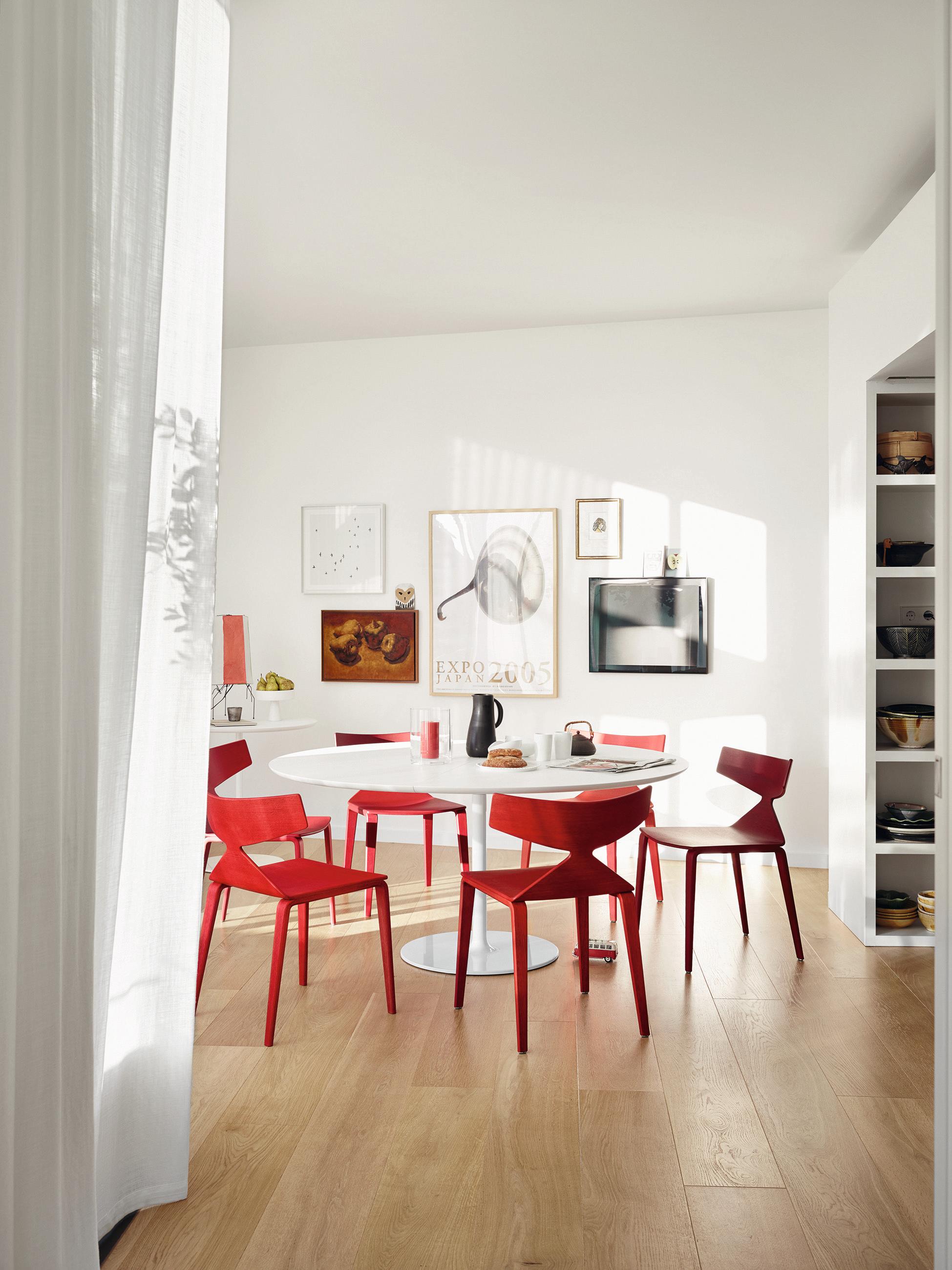 Rote Designer-Stühle im modernen Essbereich #stuhl #esstisch #runderesstisch #esszimmerstuhl ©Arper