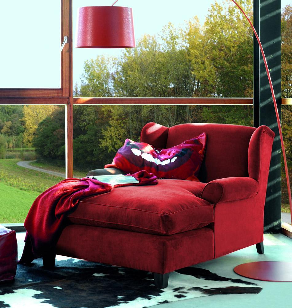 Rotes Ambiente mit Samt-Récamière #wohnzimmer #sessel #récamiere #kuhfell #leseecke #rotersessel ©Marie's Corner