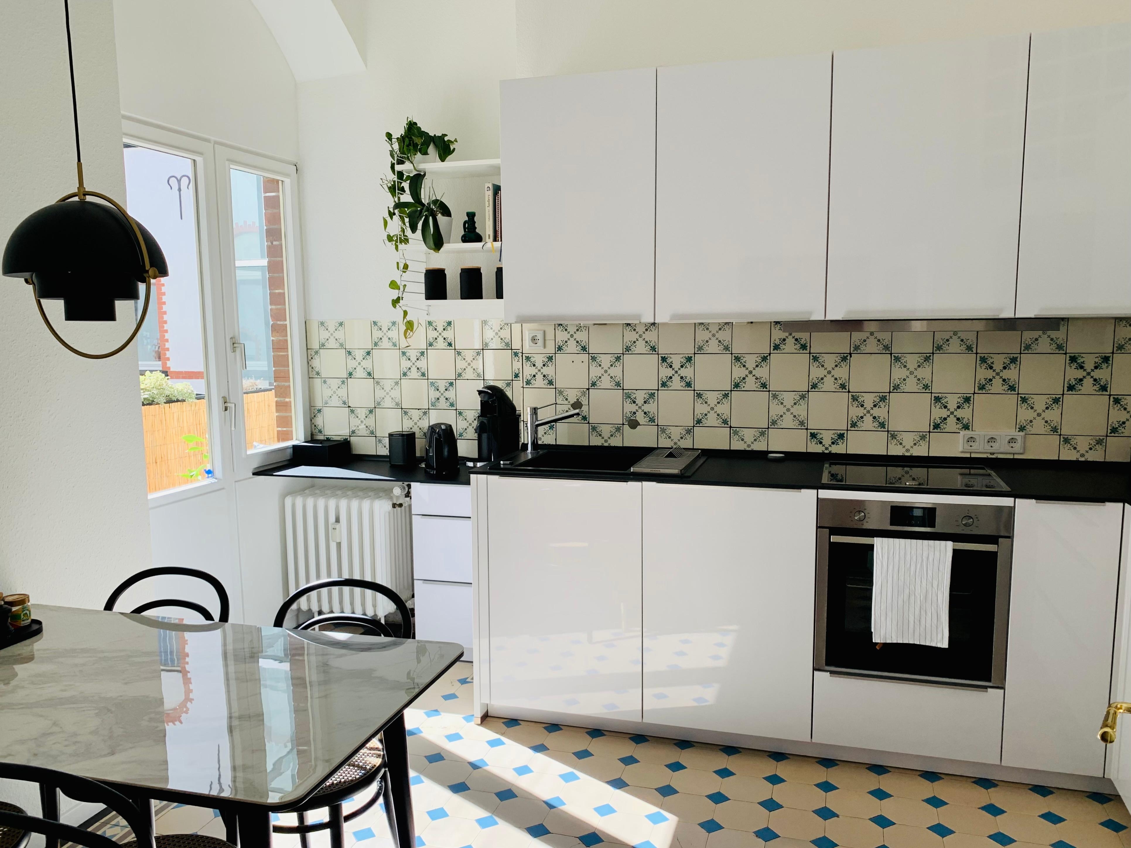 Rund 100 Jahre liegen zwischen Küche und Fliesen 😊
#neuhier #altbauliebe #minimalisticinterior #einrichtungsberatung #interiorservices #altbaucharme #altbaurenovierung