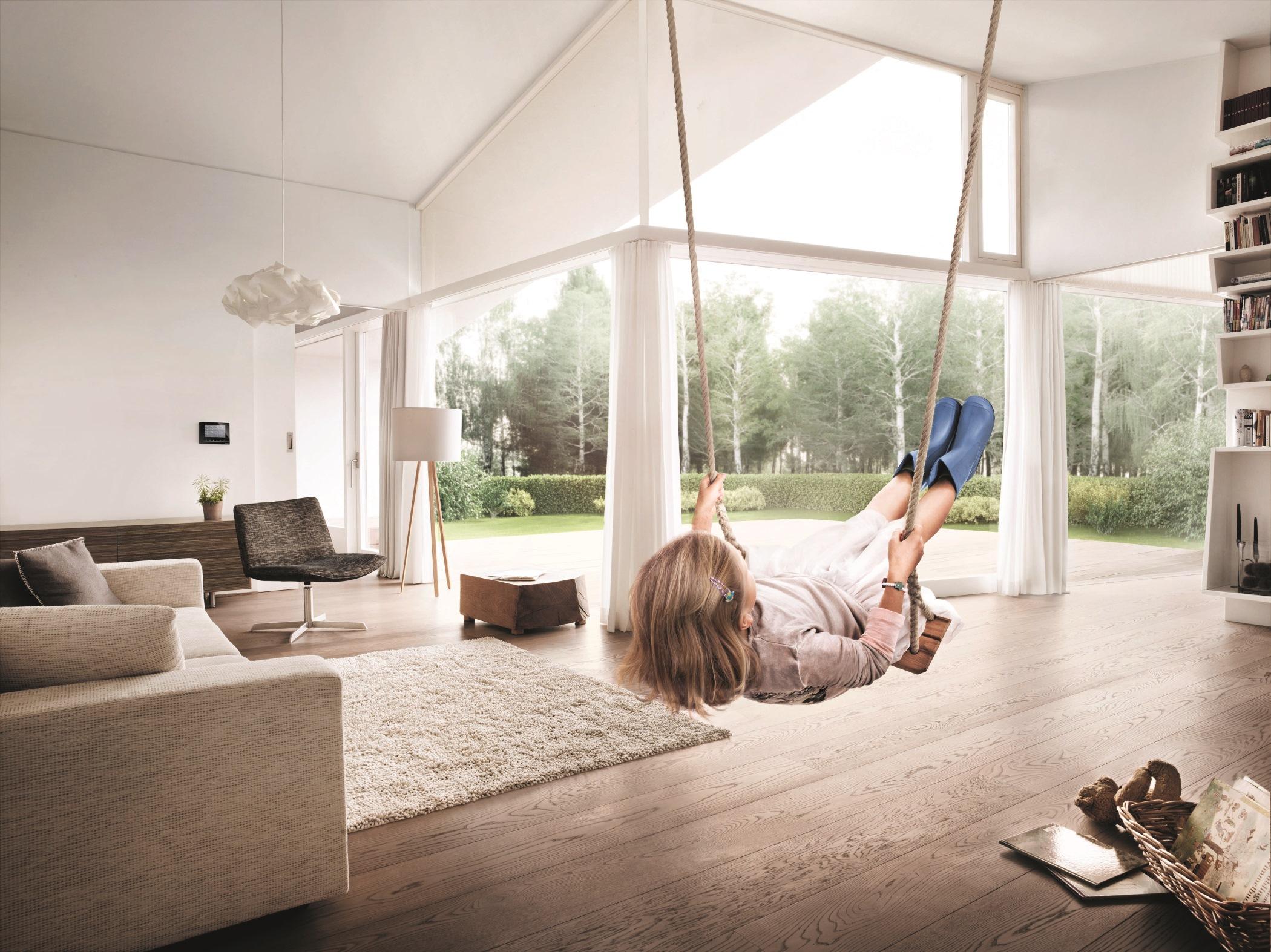 Schaukel im Wohnzimmer #schaukel #wohnzimmergestaltung #smarthome #panoramafenster #moderneswohnzimmer ©BUSCH-JAEGER Elektro GmbH