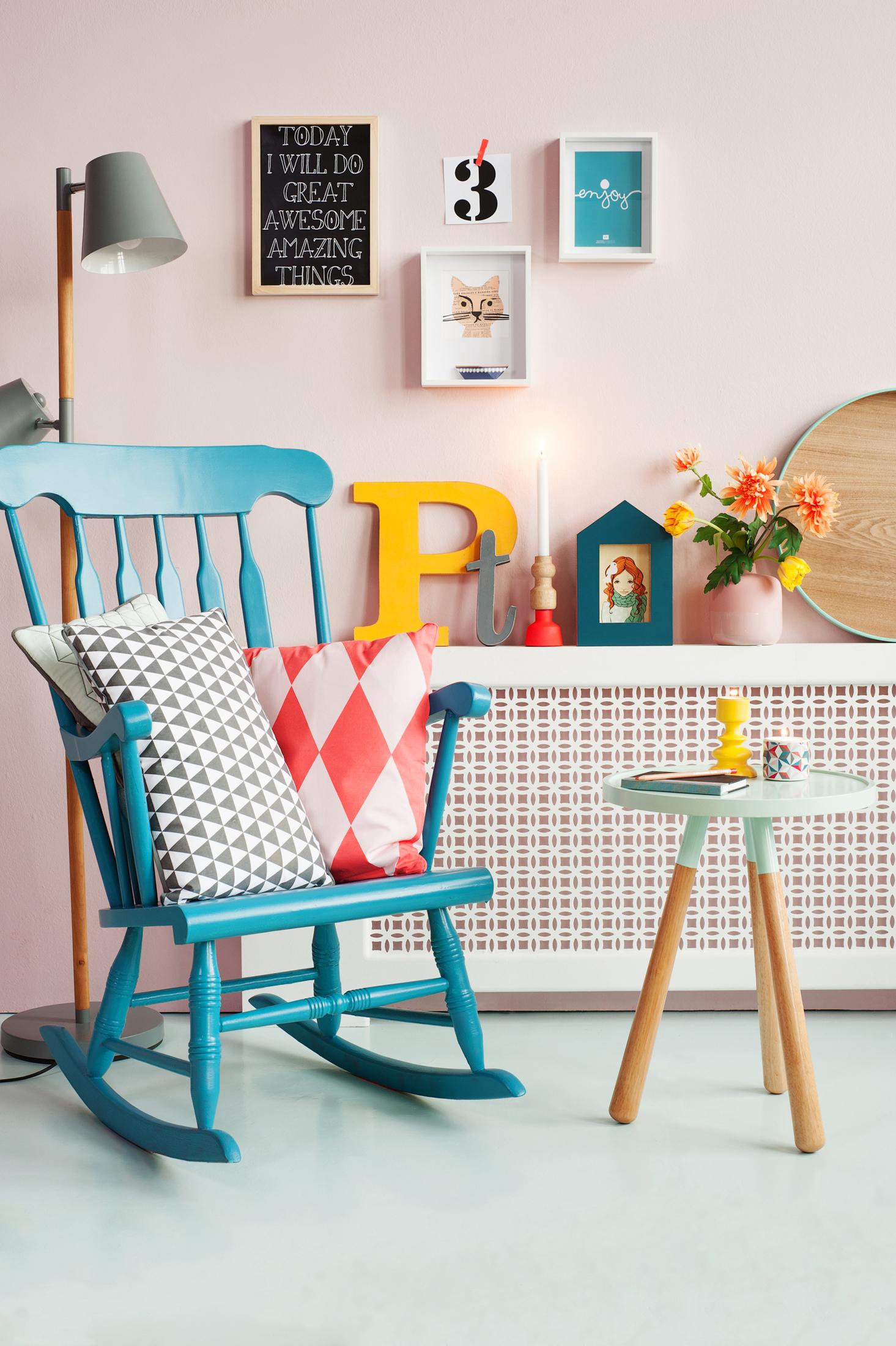 Schaukelstuhl in Türkis im pastellfarbenen Wohnzimmer #couchtisch #eklektisch #kissen #pastellfarbe #sideboard #schaukelstuhl ©Present Time