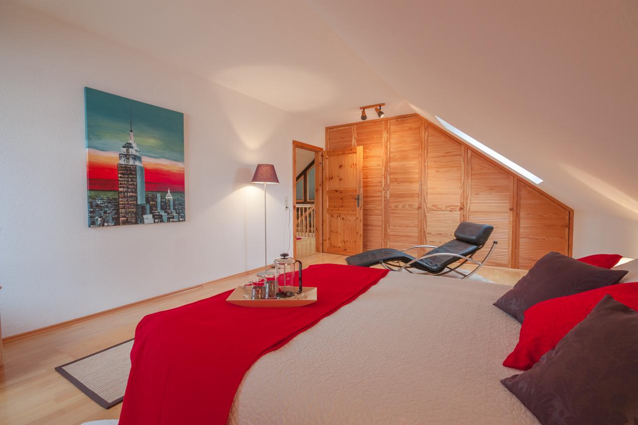 Schlafzimmer - nachher #dachschräge #schrankwand ©IMMOTION Home Staging / Florian Gürbig