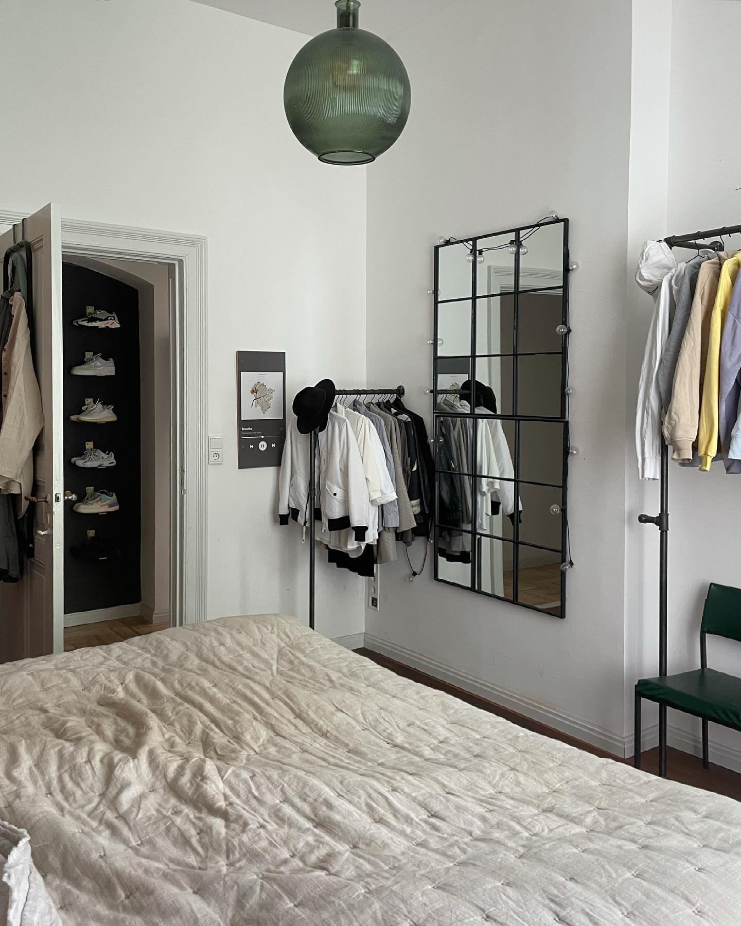 Schlafzimmer + Sneakerwall 👟
#sneaker #schlafzimmer #garderobe #kleiderschrank #bedroom #mybdrm