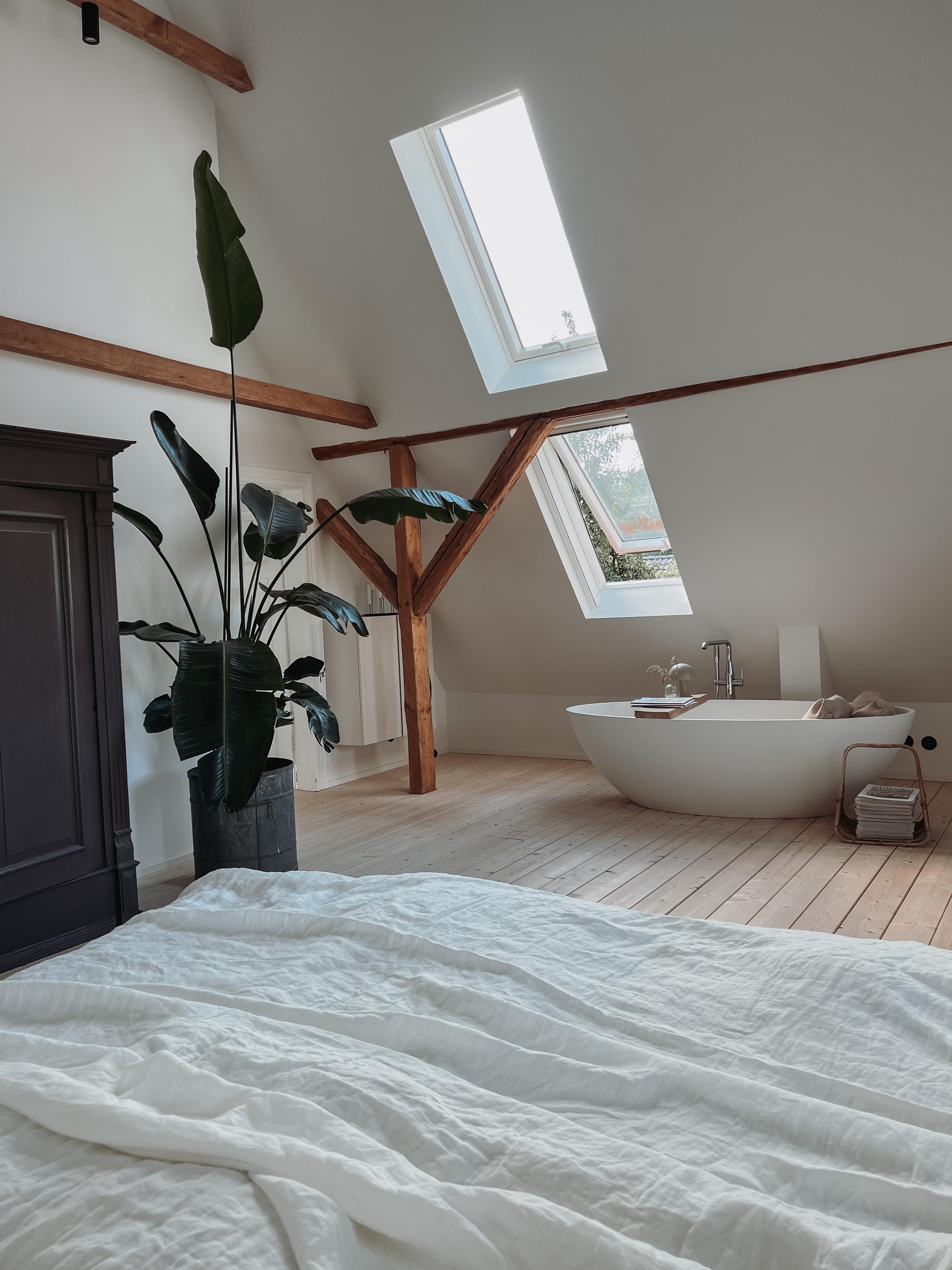 #schlafzimmer #bathroom #bedroom #badewanne #dachfenster #pflanzen #bett #hygge #altbau #altbauliebe #scheunenumbau 