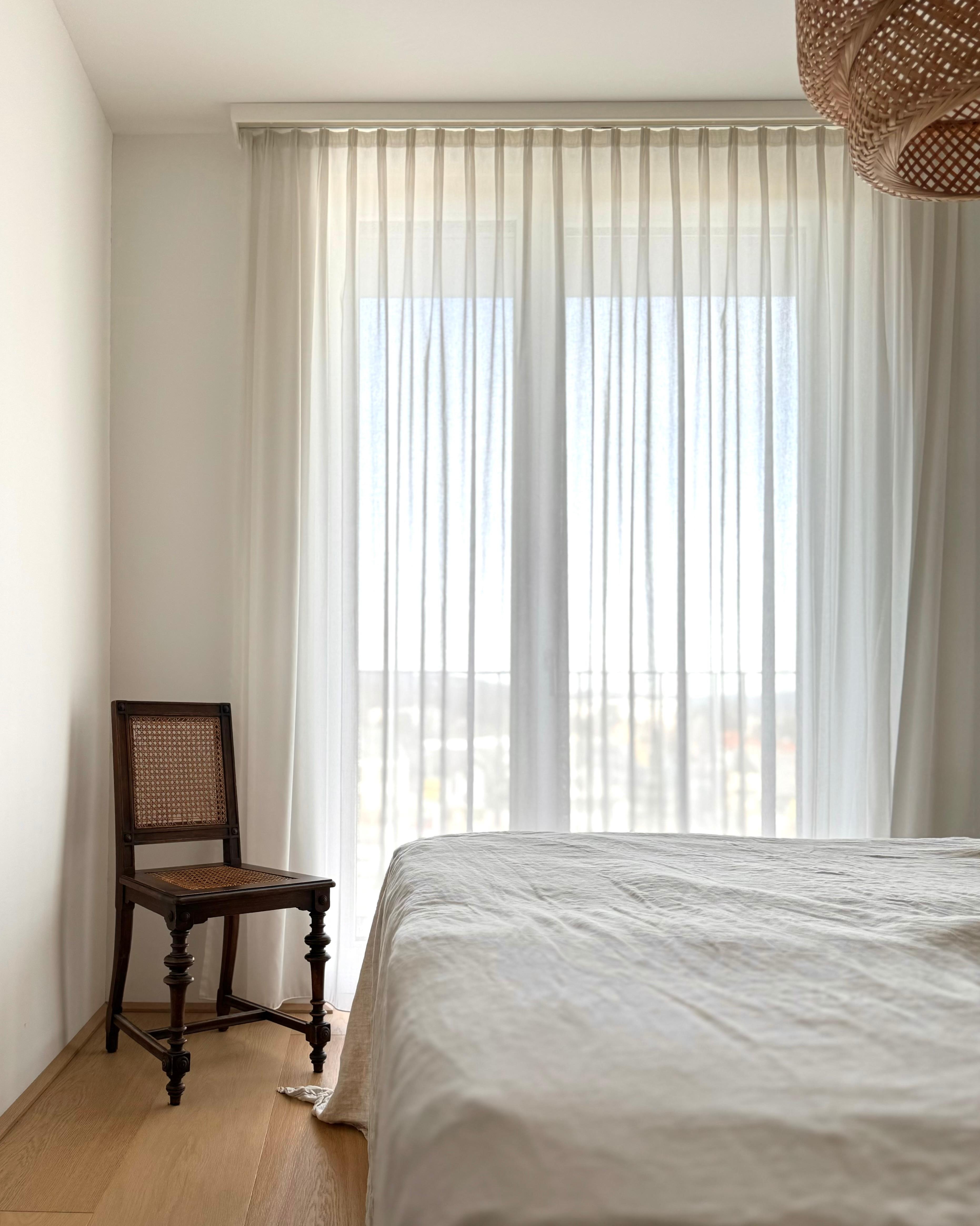 #schlafzimmer #beige #leinen #bettwäsche #stuhl #boxspringbett #japandi #minimalistisch