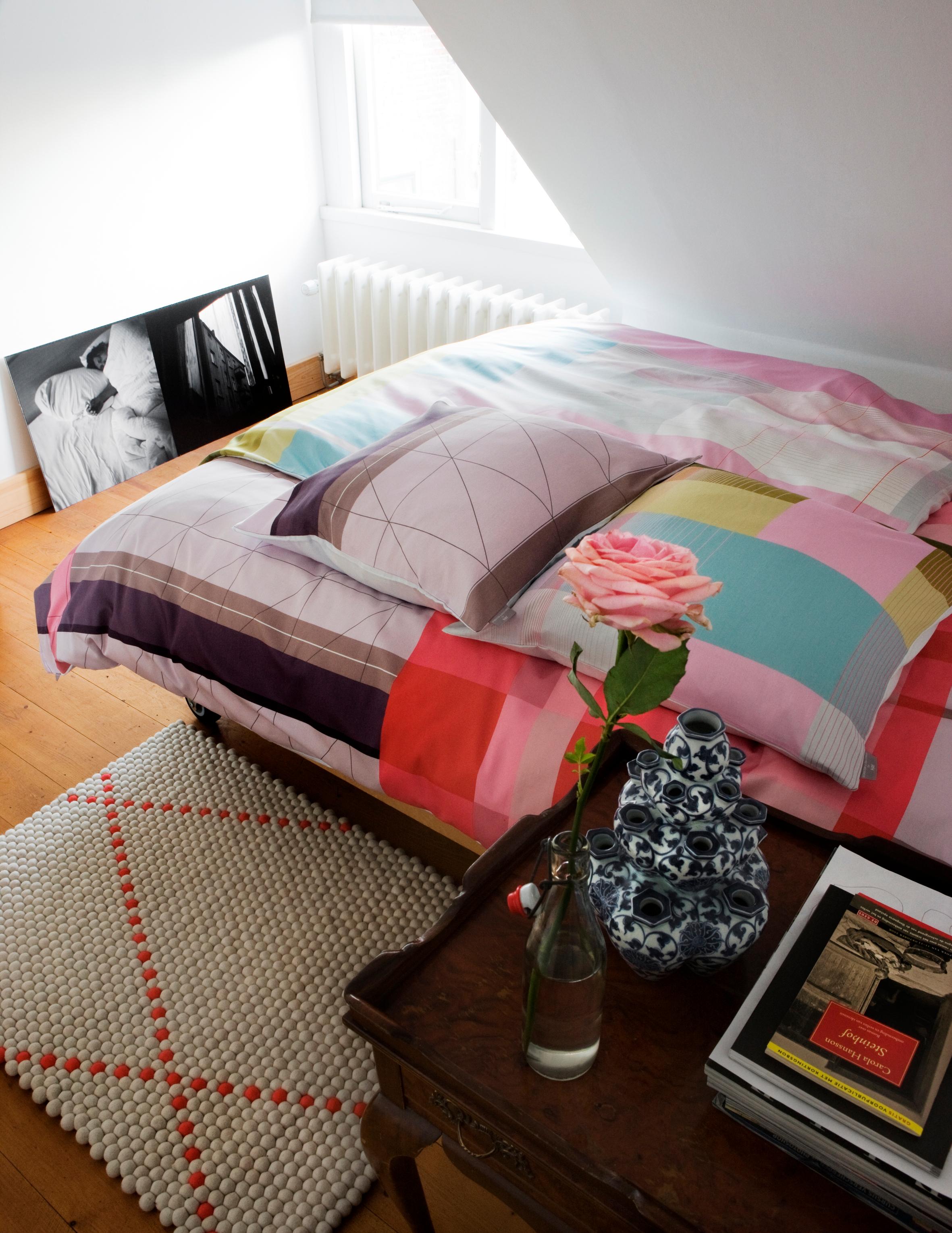 Schlafzimmer #beistelltisch #bett #teppich #bettwäsche #buntebettwäsche ©Hay