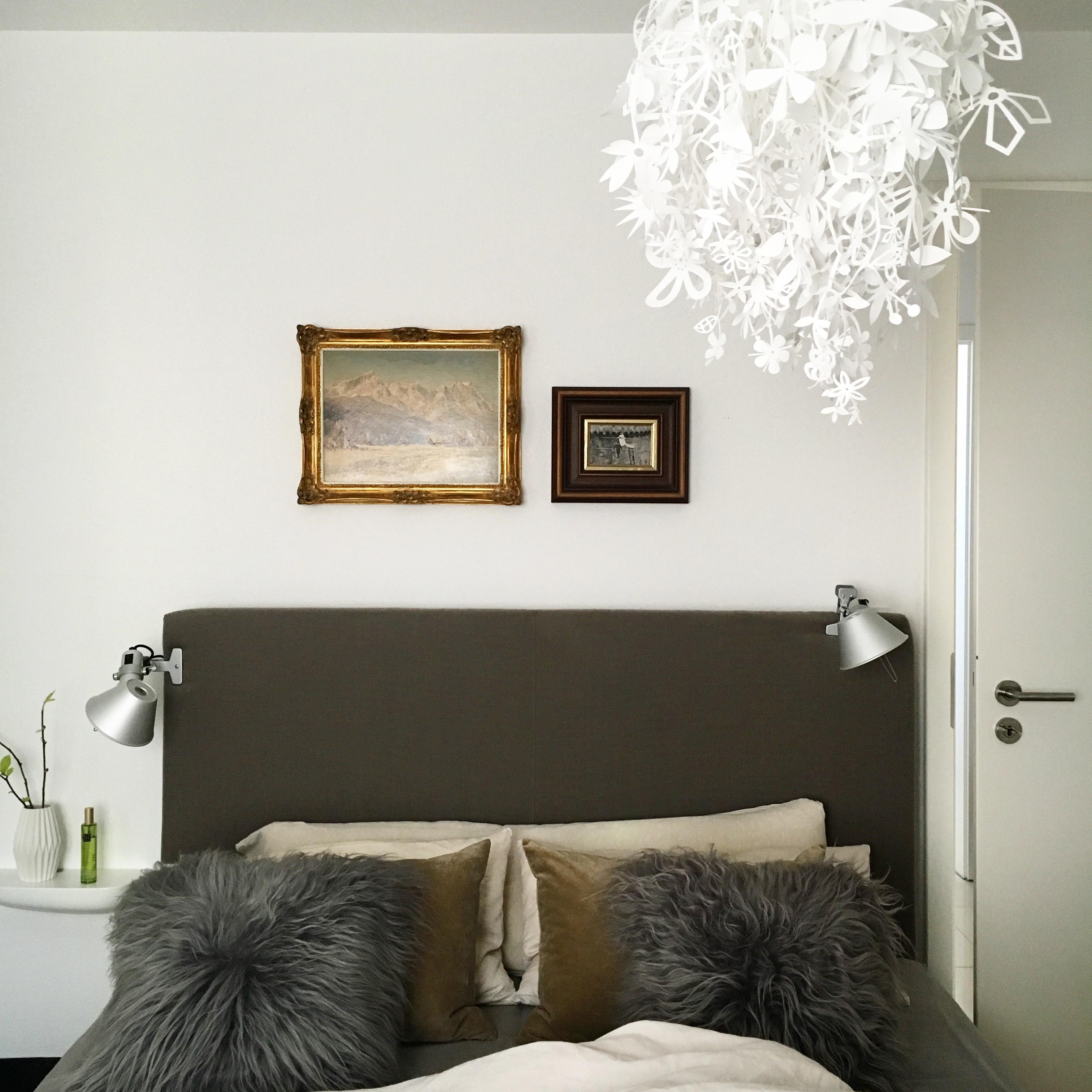 Schlafzimmer #bett #bilderrahmen #bettwäsche #klemmleuchte #lammfell ©ALL ABOUT DESIGN by Christina Harmsen