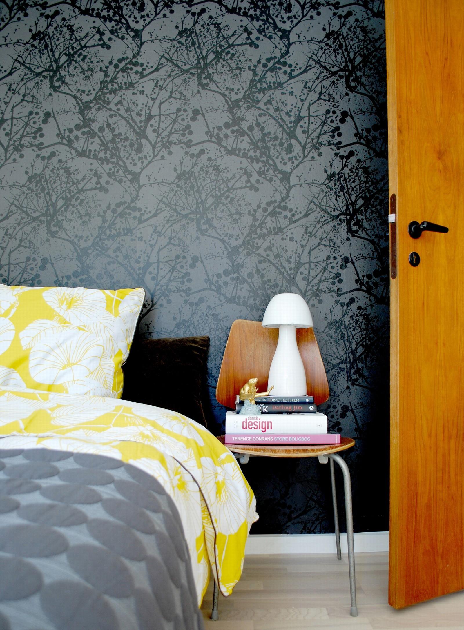 Schlafzimmer gestalten mit einer schwarzen Tapete #stuhl #bett #bettwäsche #tagesdecke #mustertapete #lampe #schlafzimmergestalten ©ferm Living