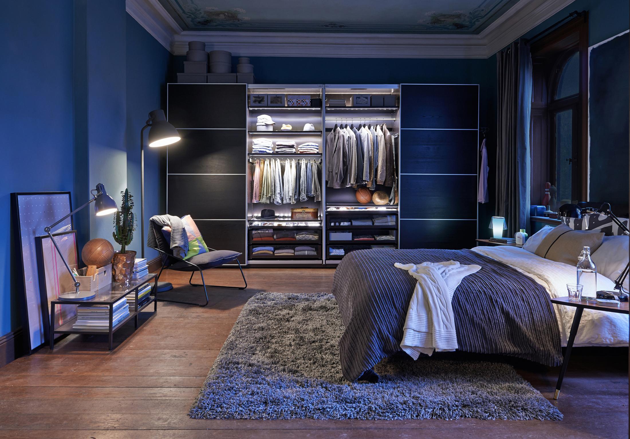 Schlafzimmer in Blau #beistelltisch #bett #teppich #bettwäsche #sessel #stehlampe #schrank #tagesdecke #ikea #kleiderschrank #grauersessel #blauewandfarbe ©Inter IKEA Systems B.V.