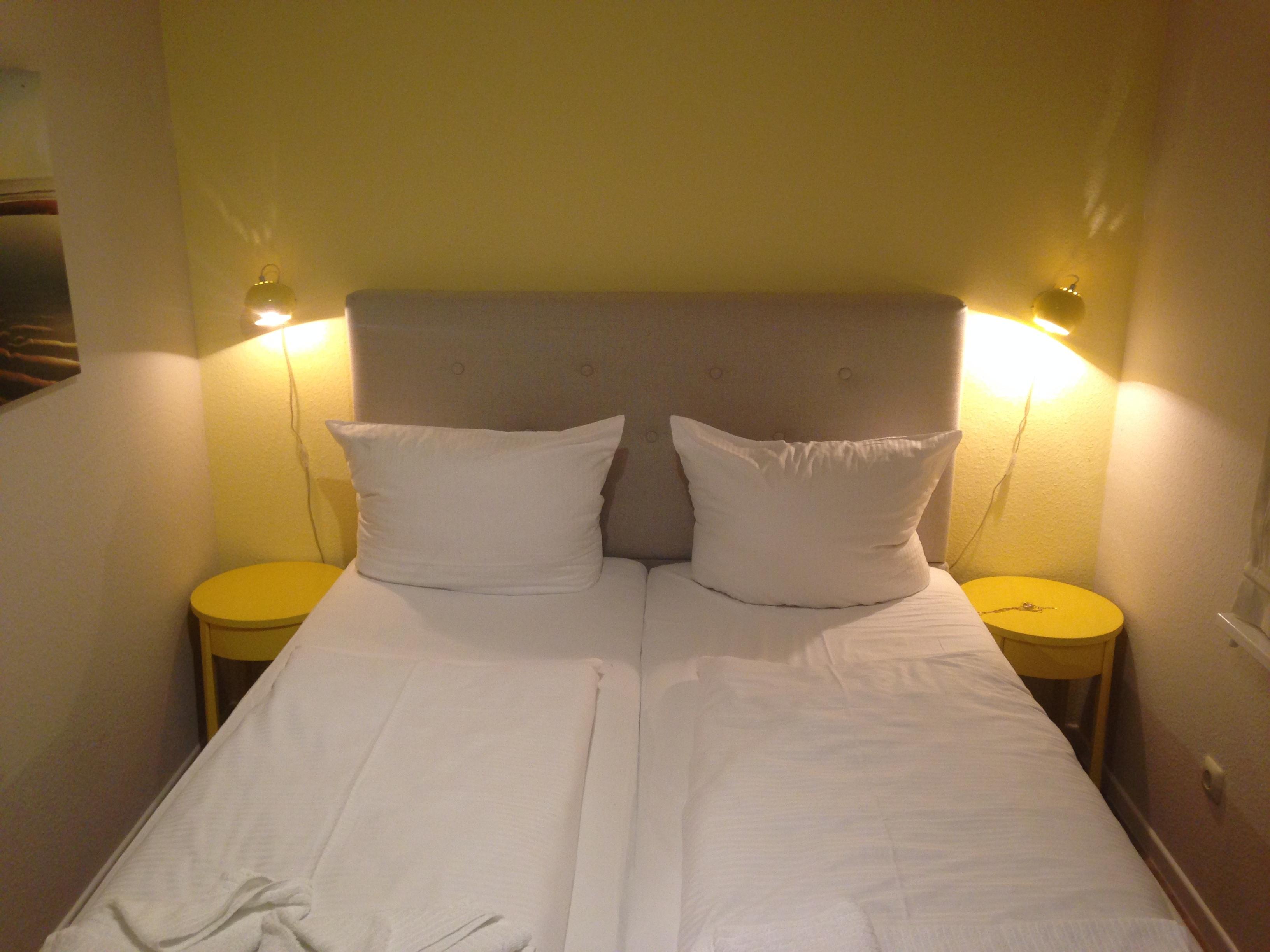Schlafzimmer in den Farben gelb und grau #bett ©Andrea_Fischer