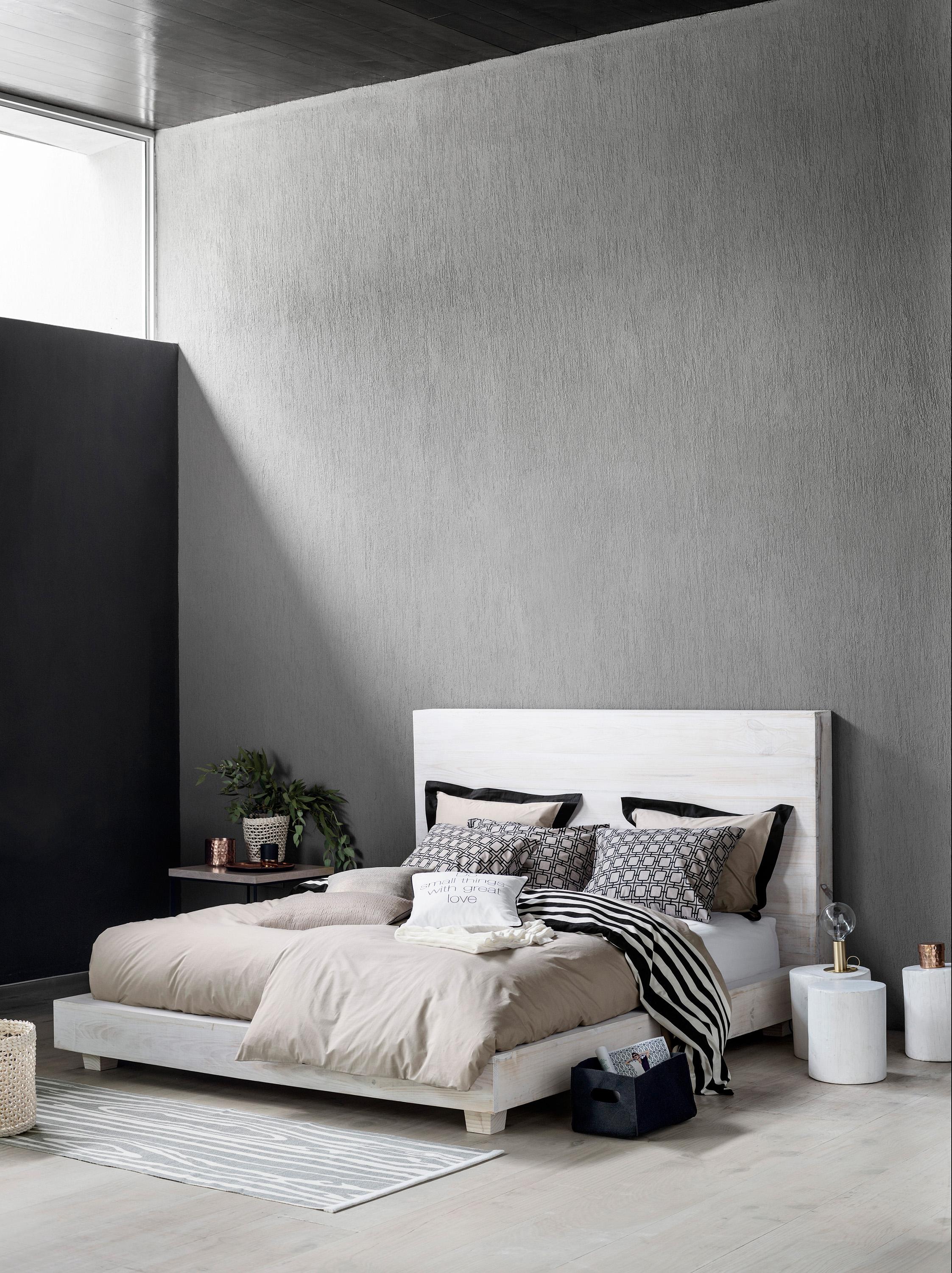Schlafzimmer in Grau gestalten #bett #hocker #teppich #bettwäsche #tagesdecke #loft #weißerhocker #pflanzendeko ©H&M Home